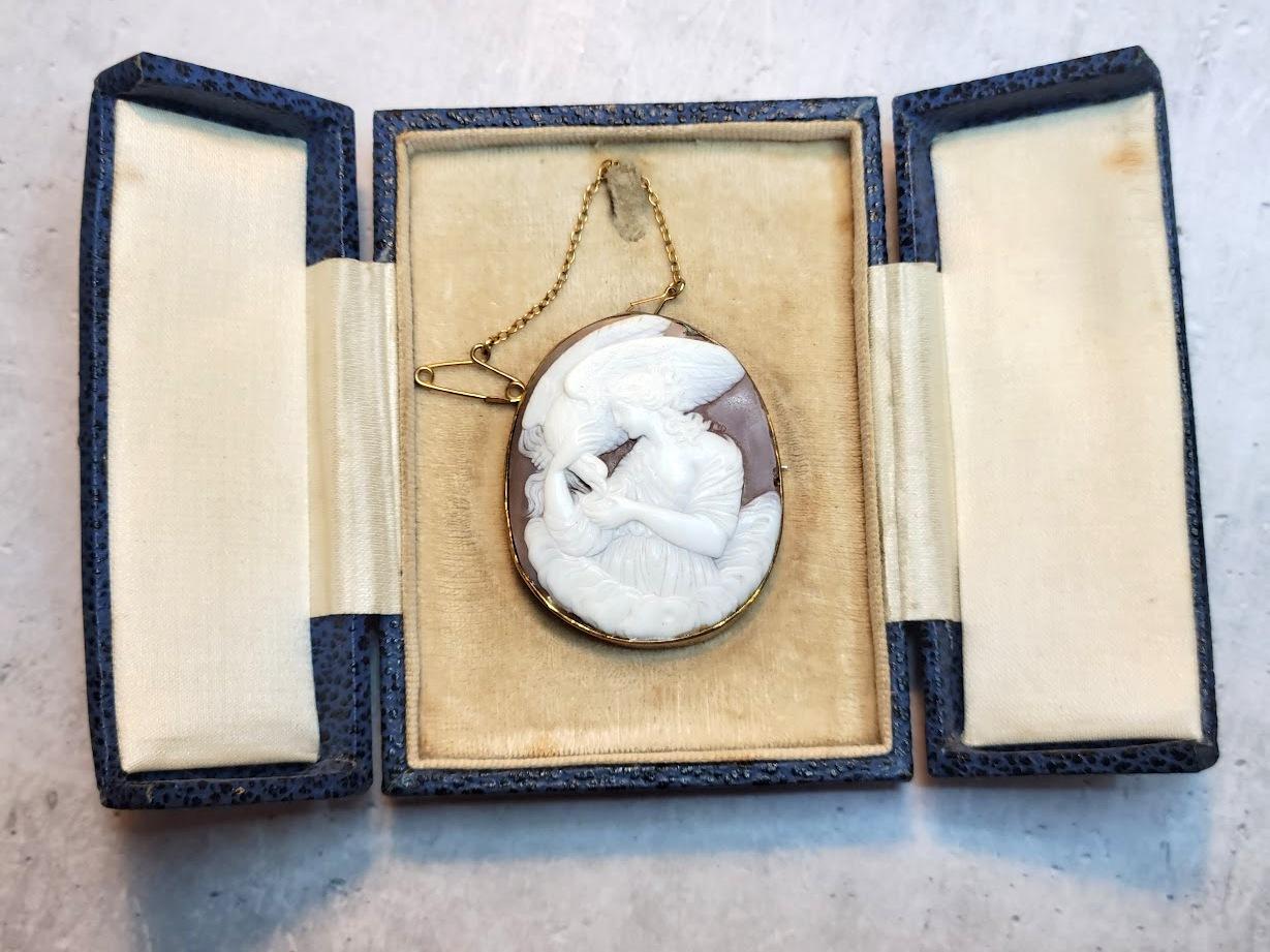 Antique Victorian Gold Cameo Brooch of Hebe Feeding the Eagle For Sale 2