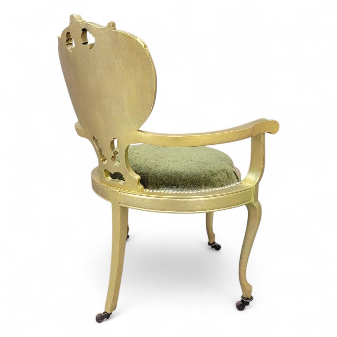 Silla de tocador antigua victoriana tallada en oro y con ruedas recién tapizada en terciopelo verde

Ideal para añadir a tu tocador o como silla de acento. Tapizamos el asiento y el respaldo con un precioso terciopelo verde de gama alta.

Principios