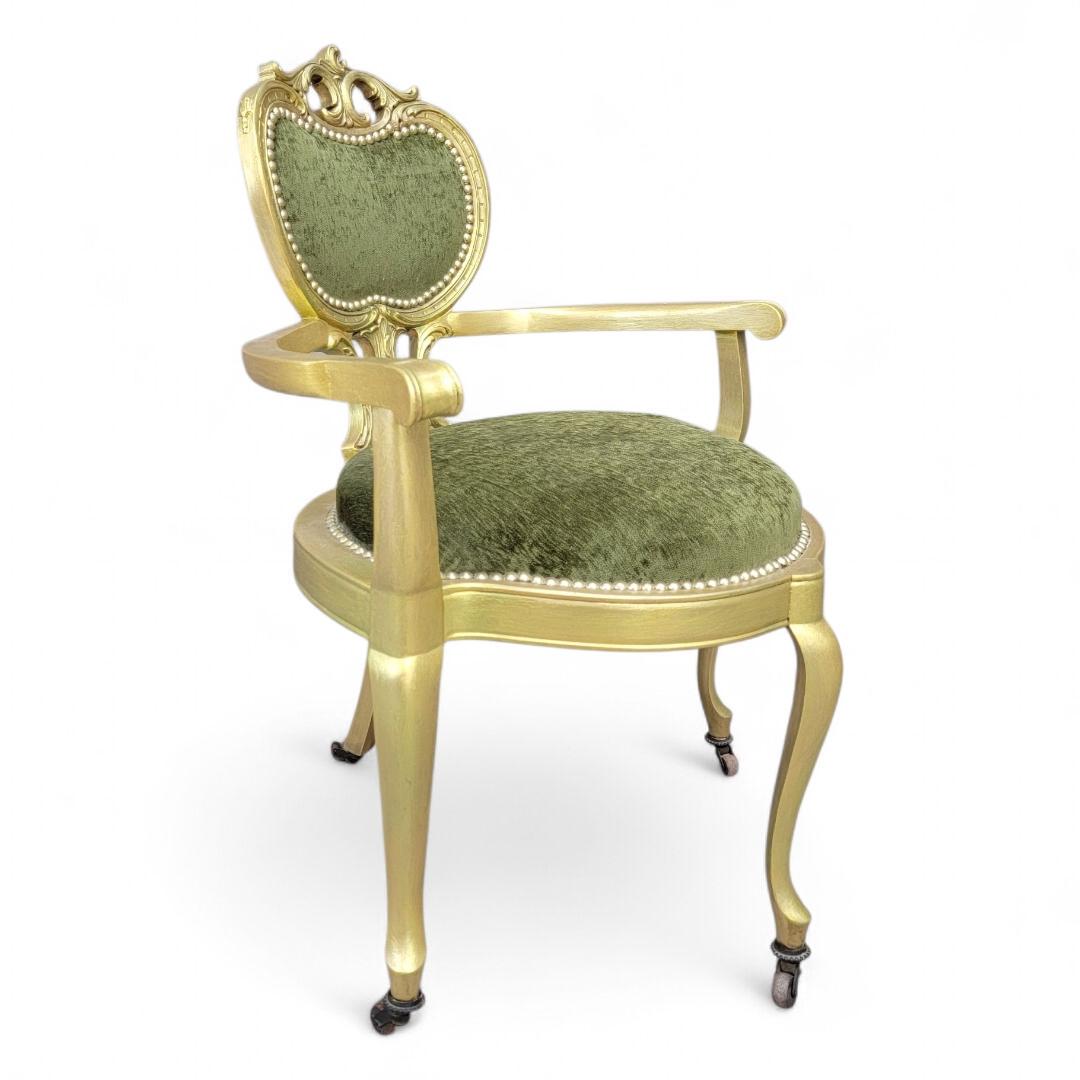 Antigua Silla Victoriana Tallada en Oro Sobre Ruedas Recién Tapizada en Terciopelo Verde Victoriano en venta