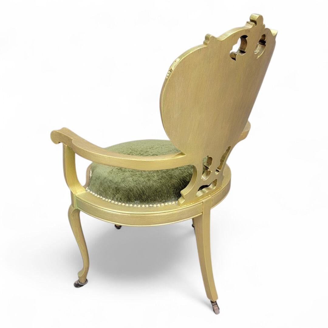 Antigua Silla Victoriana Tallada en Oro Sobre Ruedas Recién Tapizada en Terciopelo Verde Británico en venta