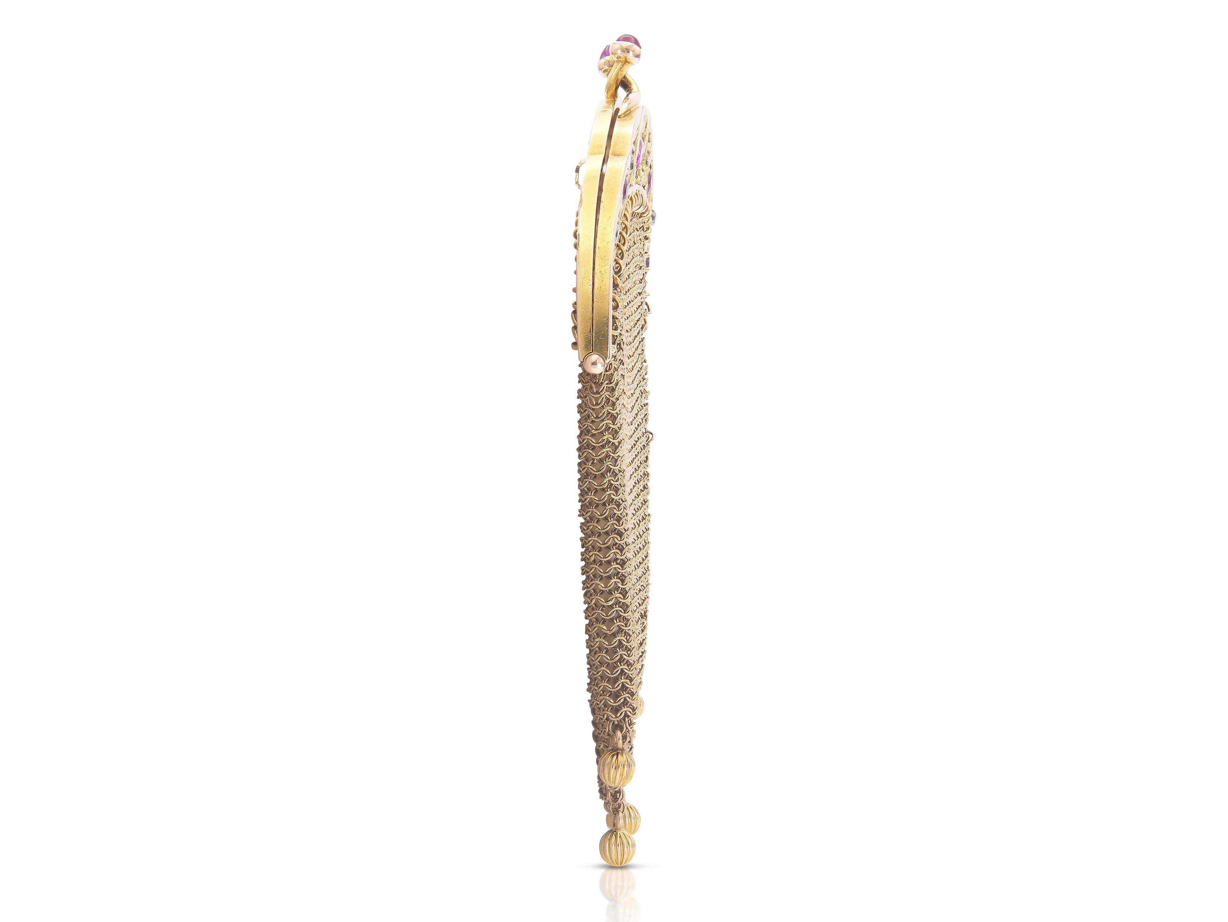 Finemente realizzato in oro giallo 14k con rubini per un peso totale di circa 2,50 carati e diamanti di taglio europeo antico per un peso totale di circa 0,80 carati.
Circa alla fine del 1800
3 1/2 x 2 1/8 pollici