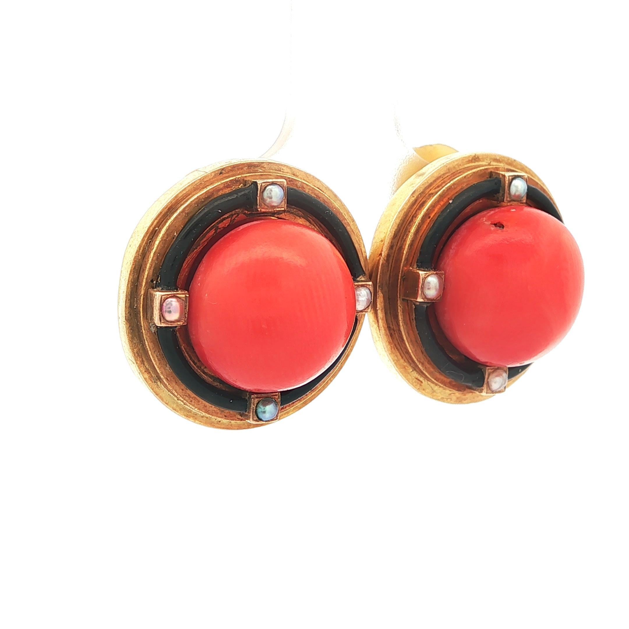 Pendientes Victorianos Antiguos de Oro Coral Perla y Esmalte Negro Botón Blanco con Clip Cabujón en venta