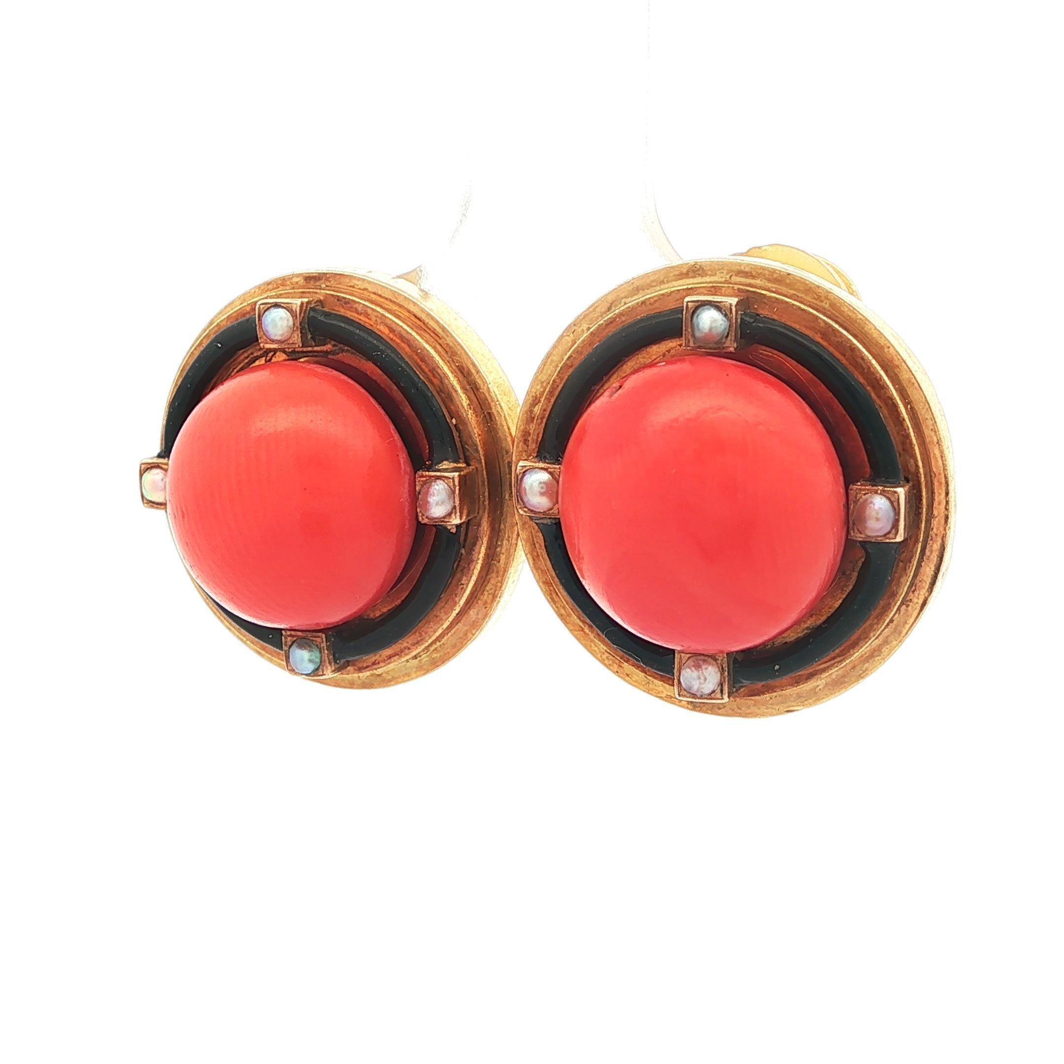 Pendientes Victorianos Antiguos de Oro Coral Perla y Esmalte Negro Botón Blanco con Clip en Bueno estado para la venta en Montclair, NJ