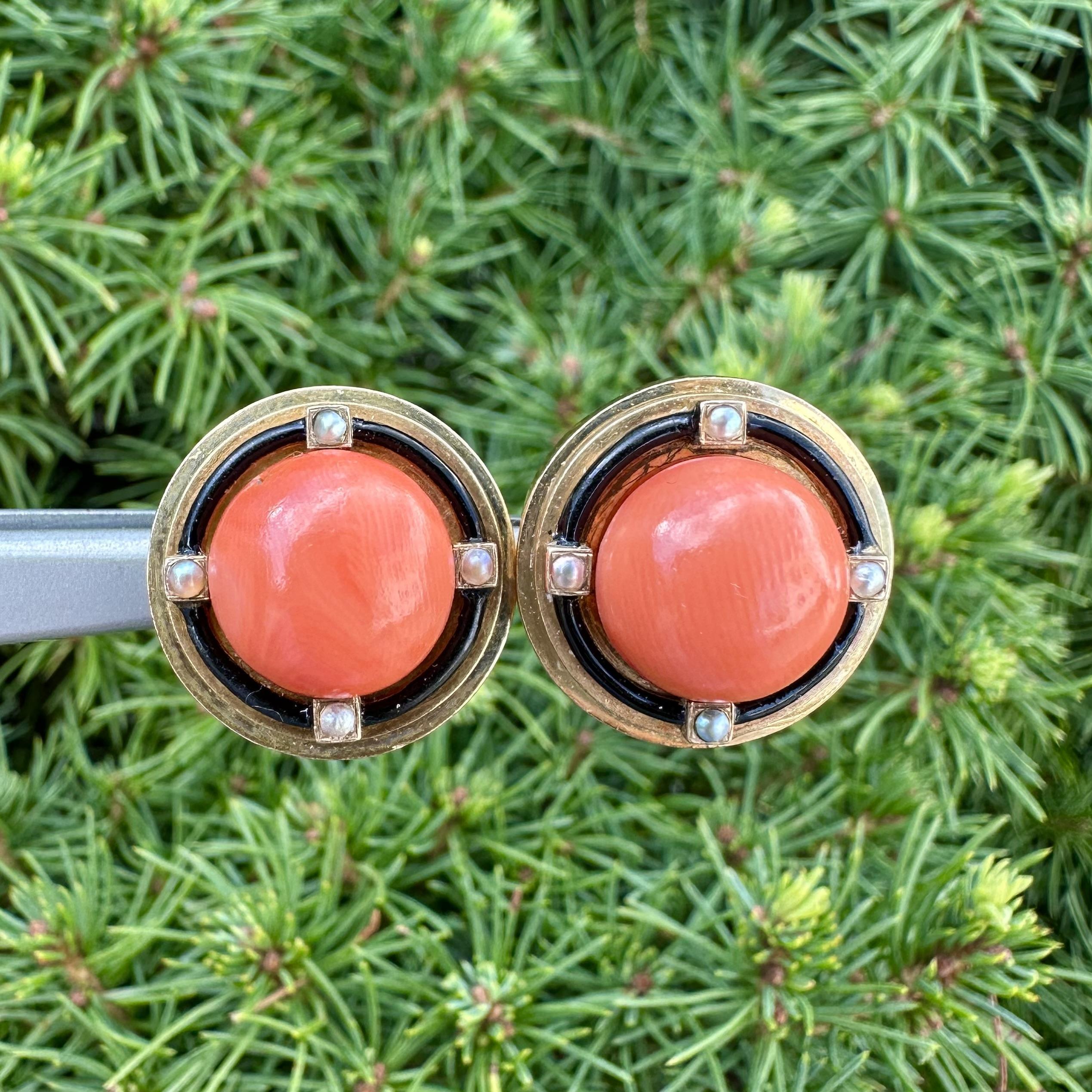 Pendientes Victorianos Antiguos de Oro Coral Perla y Esmalte Negro Botón Blanco con Clip en venta 1