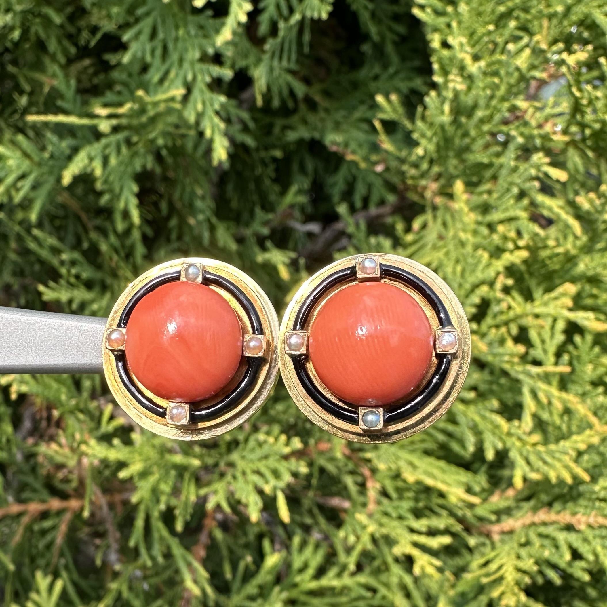 Pendientes Victorianos Antiguos de Oro Coral Perla y Esmalte Negro Botón Blanco con Clip en venta 2