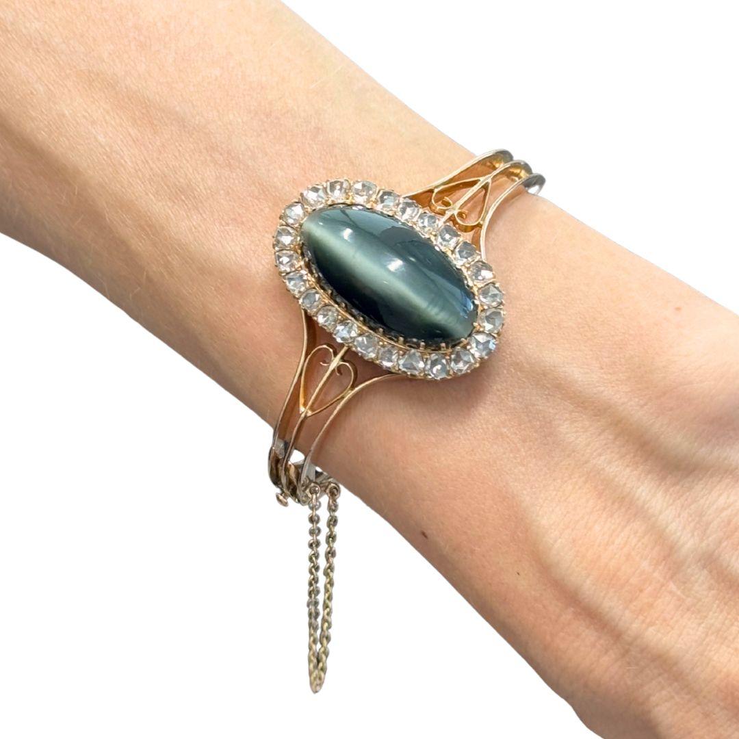 Antico bracciale Clamper in oro rosa 10K con crisoberillo e diamanti taglio rosa di epoca vittoriana-edoardiana

Questo braccialetto antico risale al periodo tardo vittoriano o all'inizio del periodo edoardiano, circa 1890-1910. Realizzato in oro
