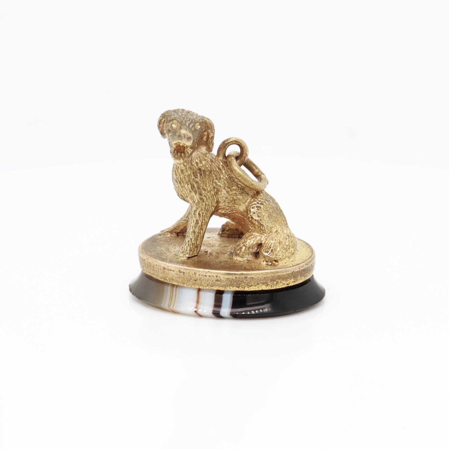 Vittoriano Antico sigillo / fodero vittoriano di agata cabochon a bande riempite d'oro raffigurante un cane spaniel in vendita
