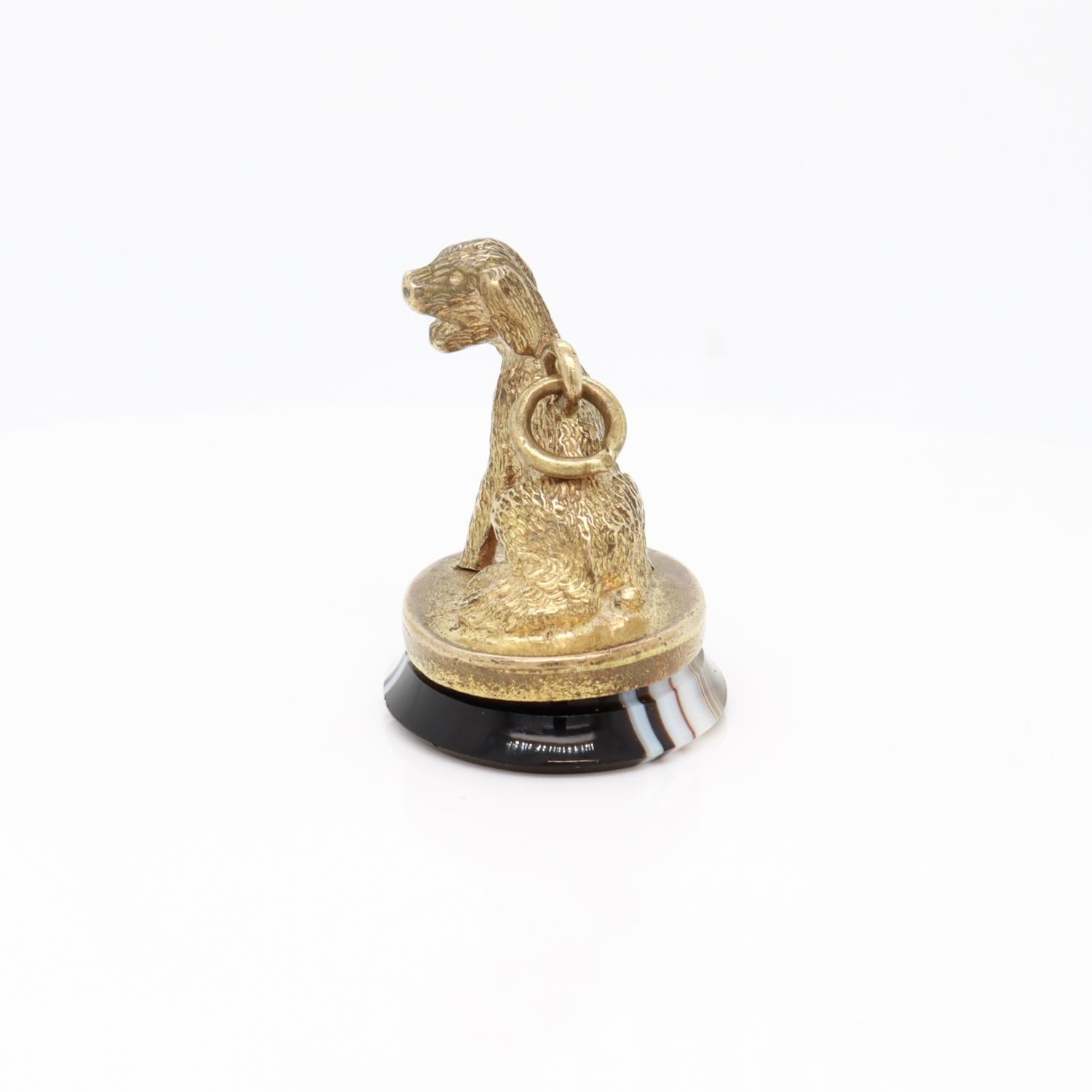 Cabochon Antico sigillo / fodero vittoriano di agata cabochon a bande riempite d'oro raffigurante un cane spaniel in vendita