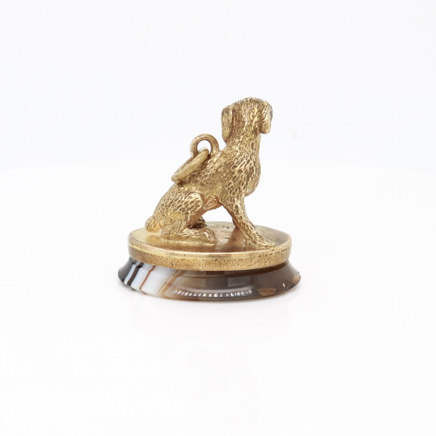 Antico sigillo / fodero vittoriano di agata cabochon a bande riempite d'oro raffigurante un cane spaniel In condizioni buone in vendita a Philadelphia, PA