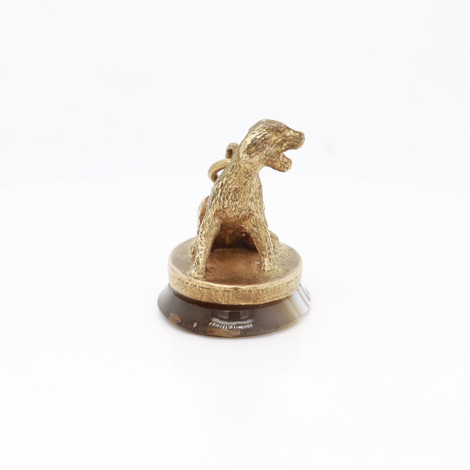 da uomo o donna Antico sigillo / fodero vittoriano di agata cabochon a bande riempite d'oro raffigurante un cane spaniel in vendita