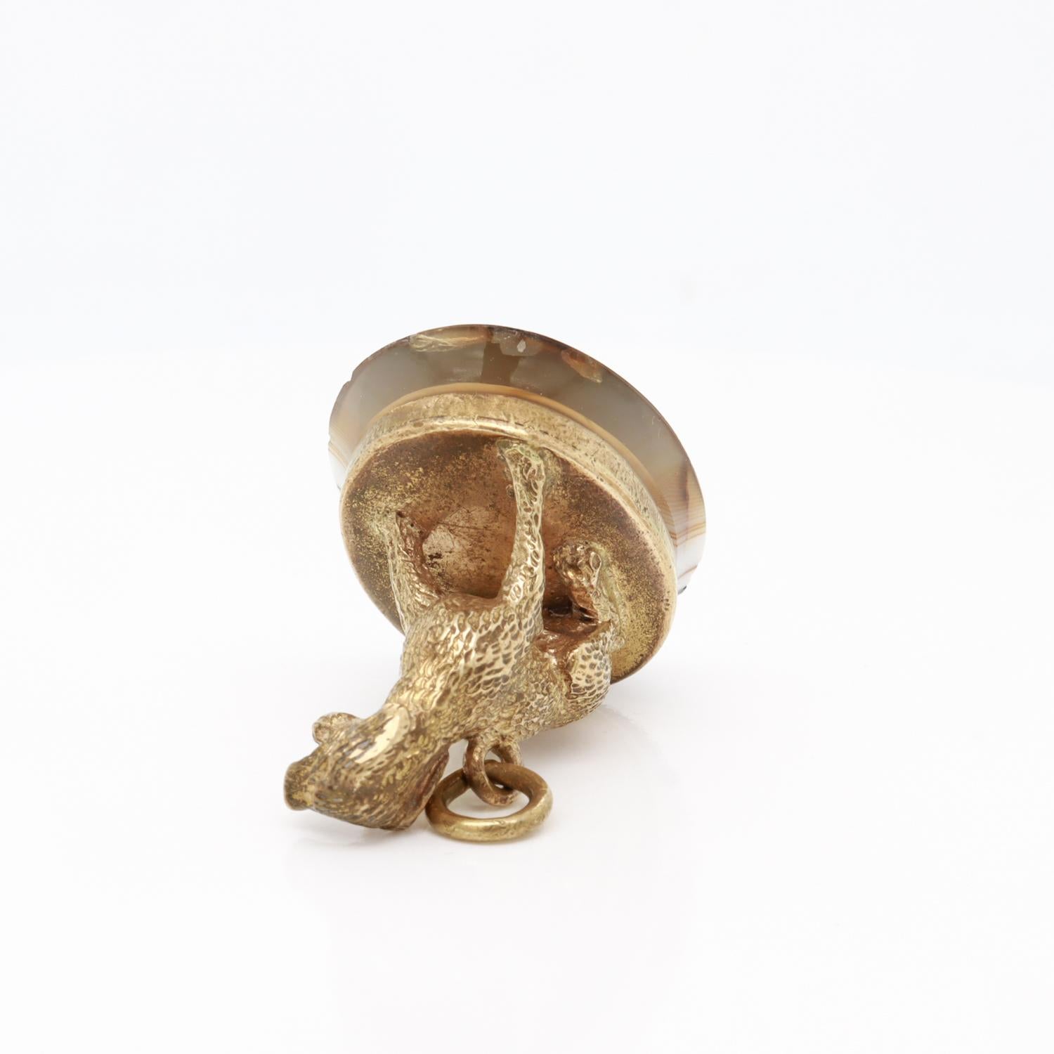 Antico sigillo / fodero vittoriano di agata cabochon a bande riempite d'oro raffigurante un cane spaniel in vendita 2