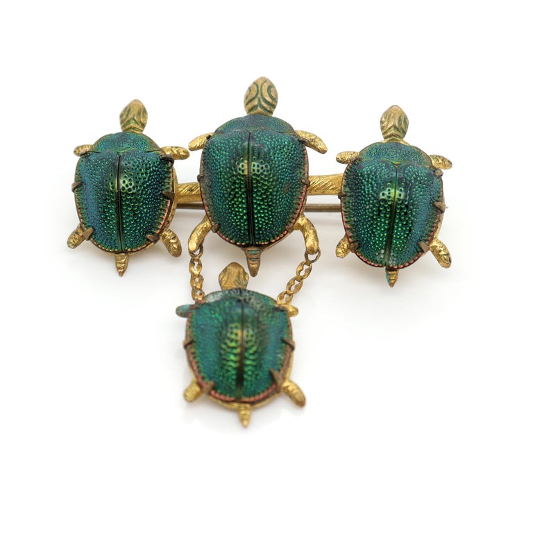 Broche victorienne ancienne en forme de tortue remplie d'or avec des  coquilles de scarabée égyptiennes En vente sur 1stDibs