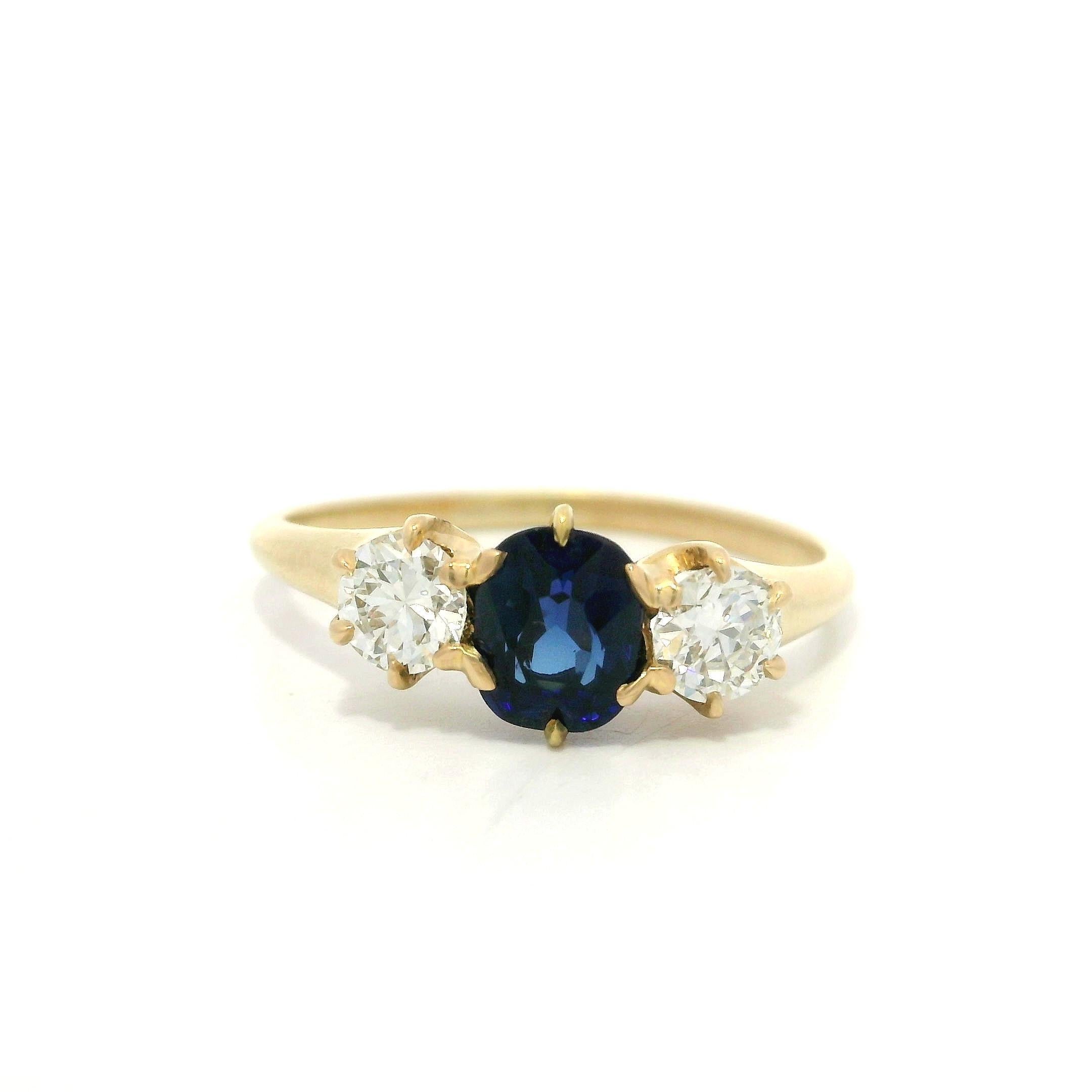 Antique Victorian Gold GIA 1.27ct Cushion No Heat Sapphire Diamond 3 Stone Ring im Angebot 7