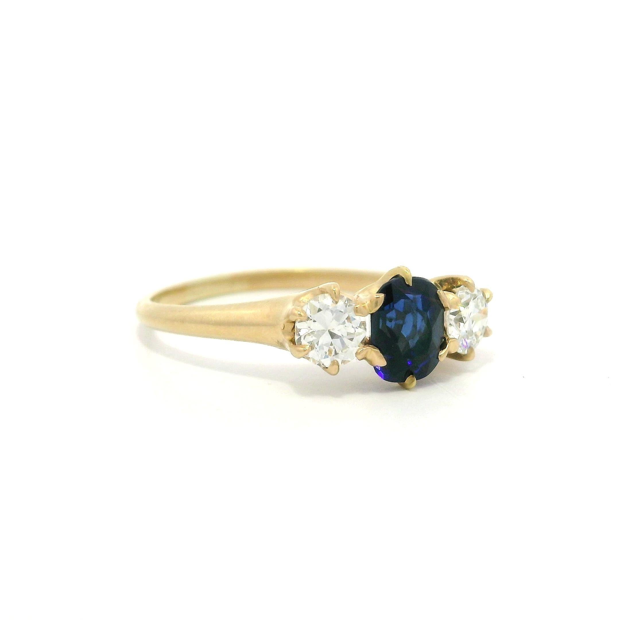 Antique Victorian Gold GIA 1.27ct Cushion No Heat Sapphire Diamond 3 Stone Ring im Angebot 8