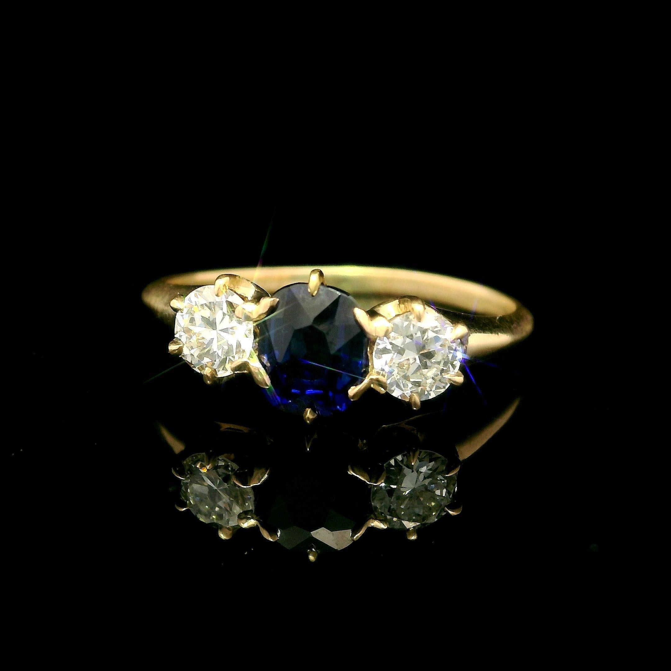 Antique Victorian Gold GIA 1.27ct Cushion No Heat Sapphire Diamond 3 Stone Ring (Kissenschliff) im Angebot