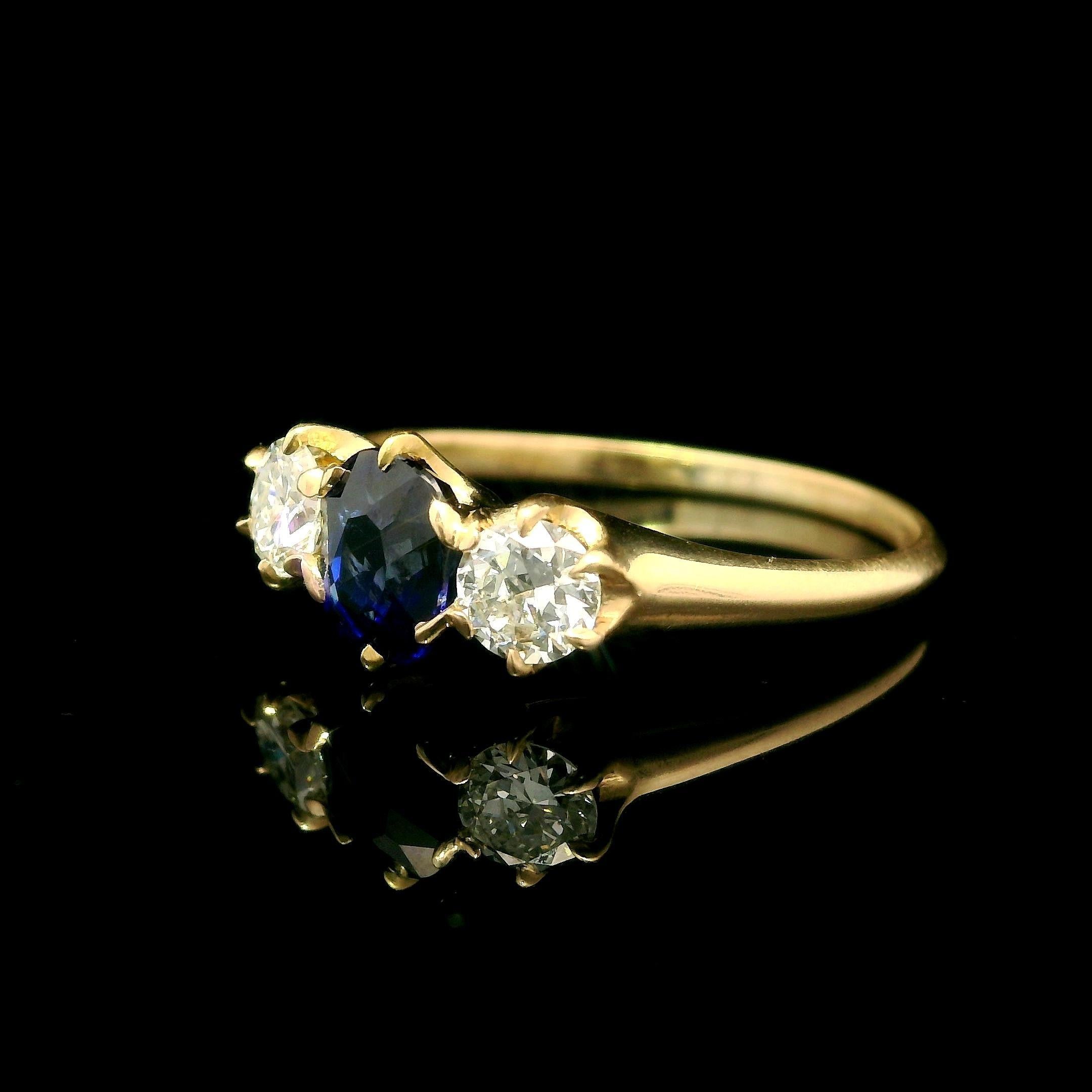 Antique Victorian Gold GIA 1.27ct Cushion No Heat Sapphire Diamond 3 Stone Ring im Zustand „Hervorragend“ im Angebot in Montclair, NJ