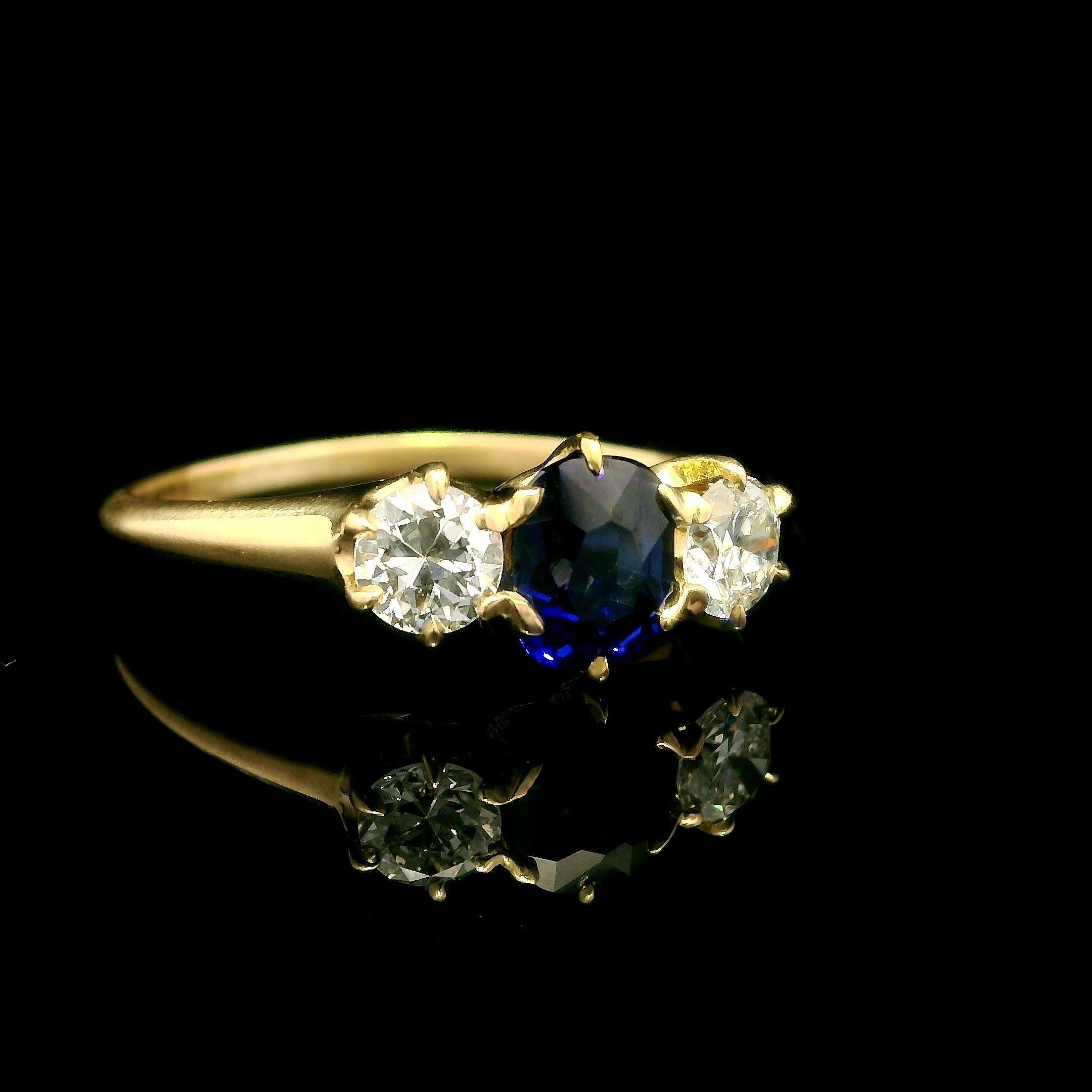 Antique Victorian Gold GIA 1.27ct Cushion No Heat Sapphire Diamond 3 Stone Ring Damen im Angebot