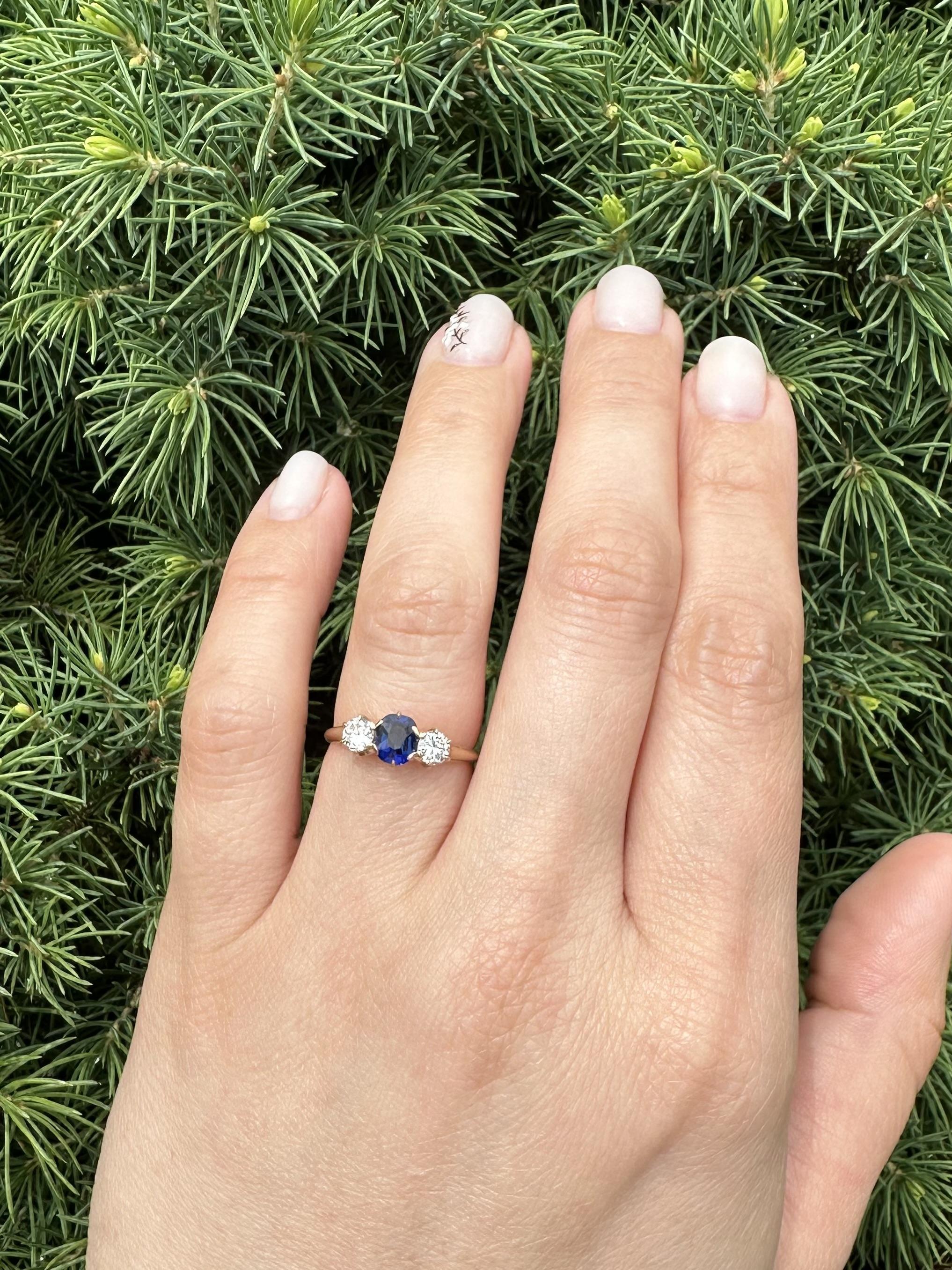 Antique Victorian Gold GIA 1.27ct Cushion No Heat Sapphire Diamond 3 Stone Ring im Angebot 1