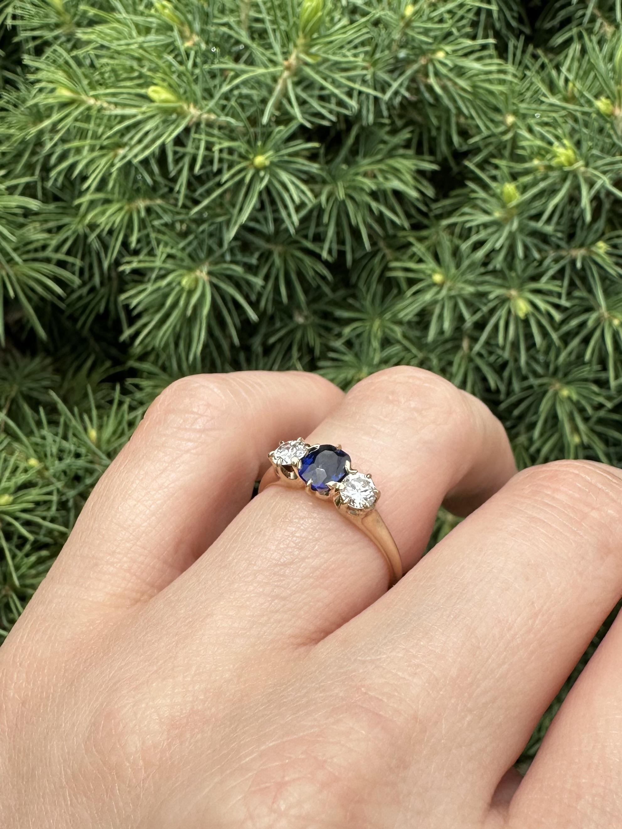 Antique Victorian Gold GIA 1.27ct Cushion No Heat Sapphire Diamond 3 Stone Ring im Angebot 2