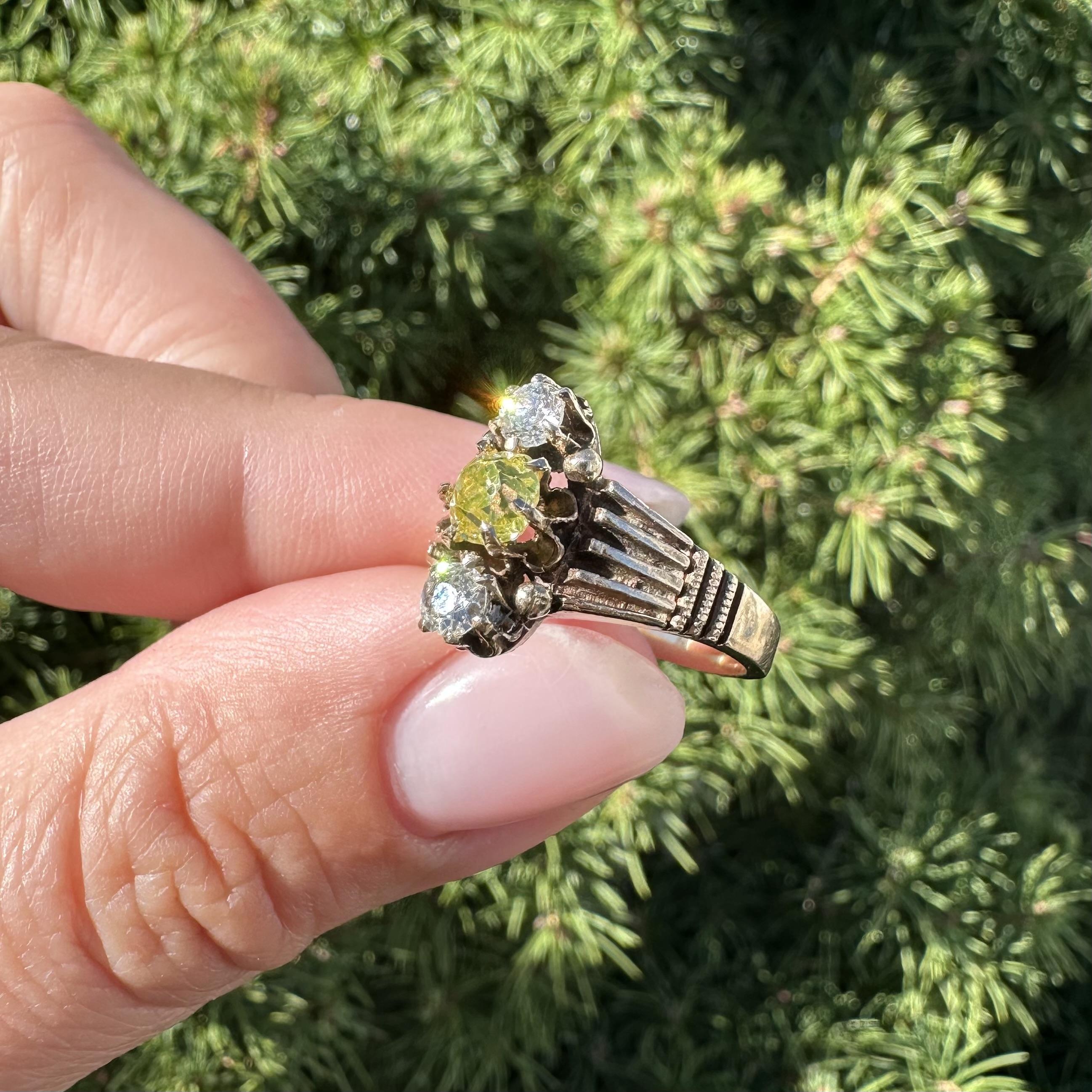 Anello antico vittoriano in oro GIA da .99ctw Fancy Intense Yellow Old Mine Cut Diamond in vendita 5