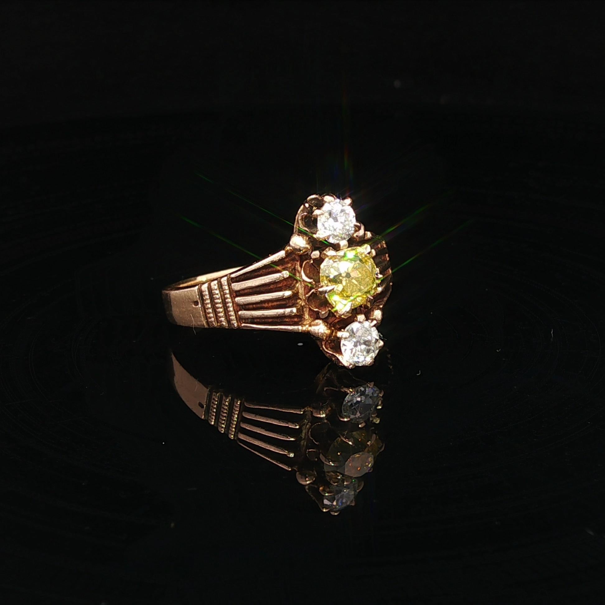 Anello antico vittoriano in oro GIA da .99ctw Fancy Intense Yellow Old Mine Cut Diamond In condizioni buone in vendita a Montclair, NJ