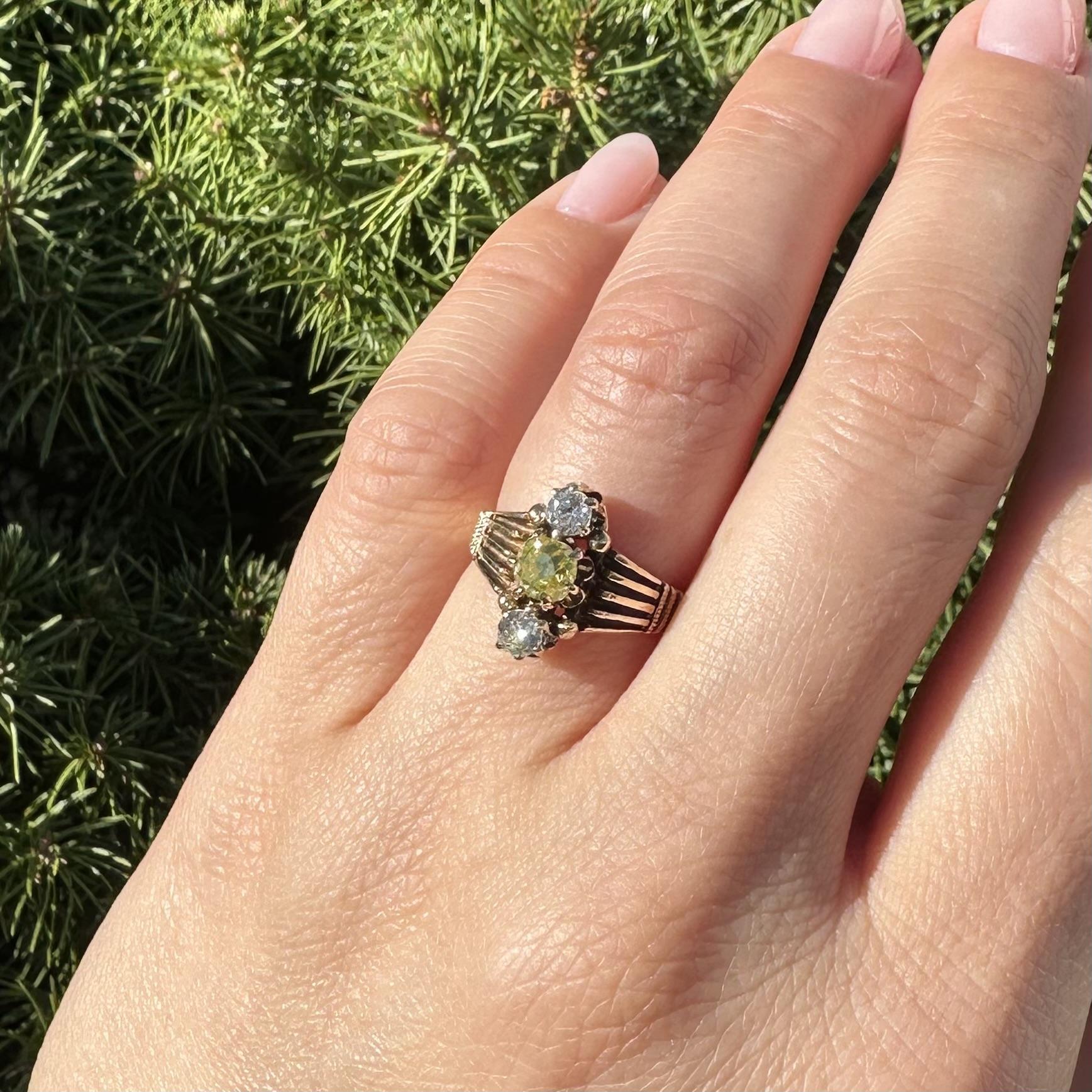 Anello antico vittoriano in oro GIA da .99ctw Fancy Intense Yellow Old Mine Cut Diamond in vendita 2