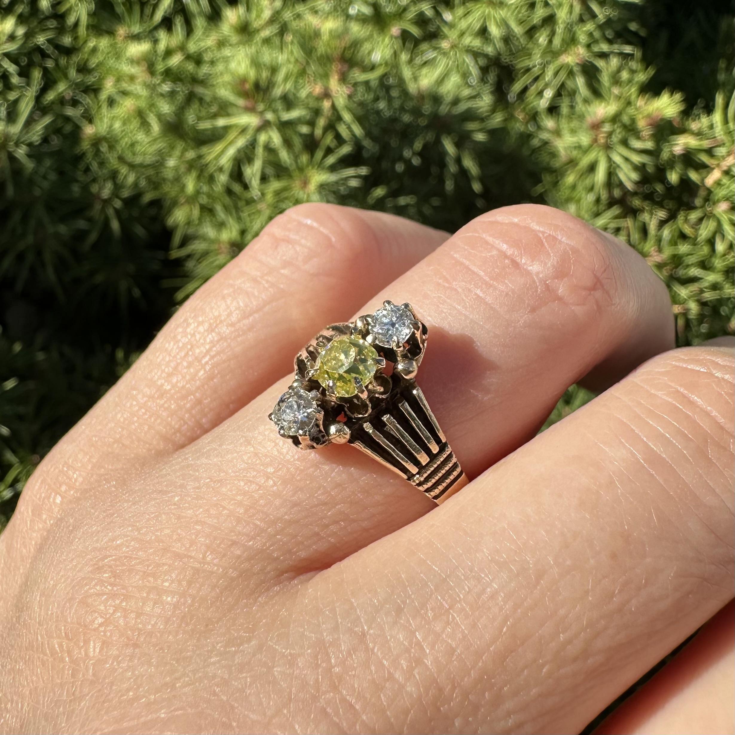 Anello antico vittoriano in oro GIA da .99ctw Fancy Intense Yellow Old Mine Cut Diamond in vendita 3