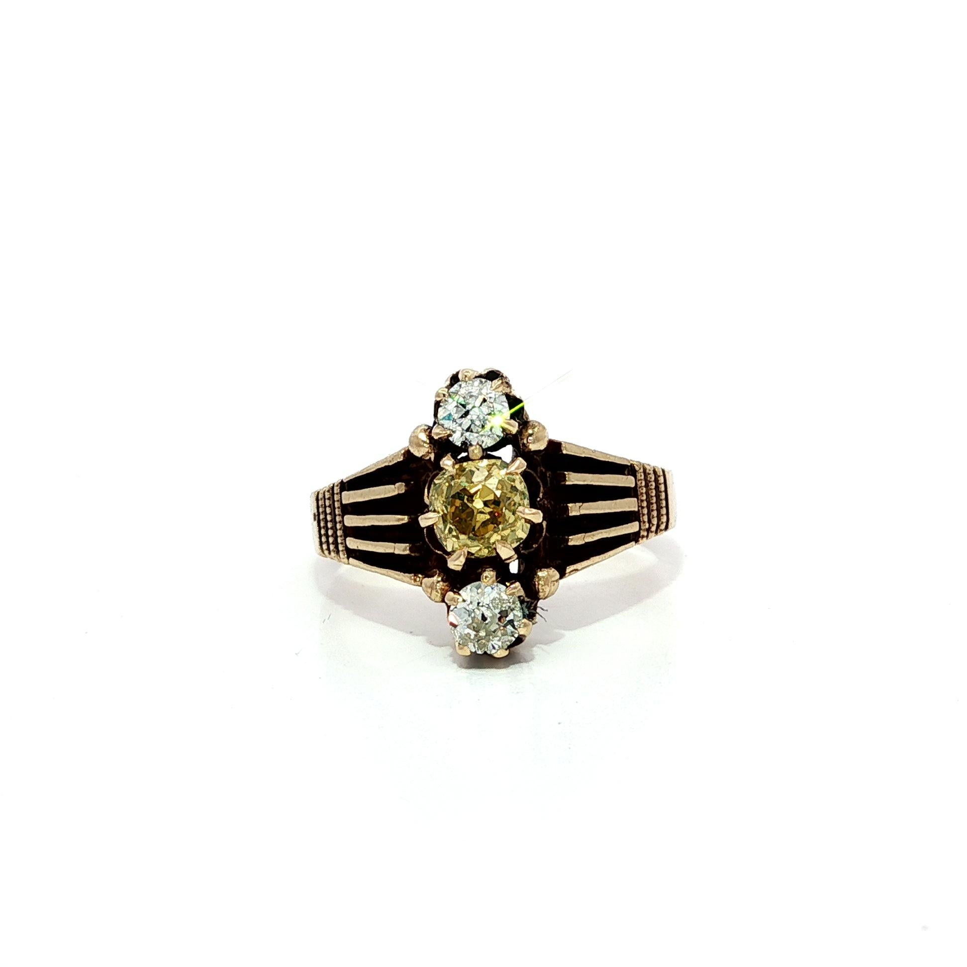 Anello antico vittoriano in oro GIA da .99ctw Fancy Intense Yellow Old Mine Cut Diamond in vendita