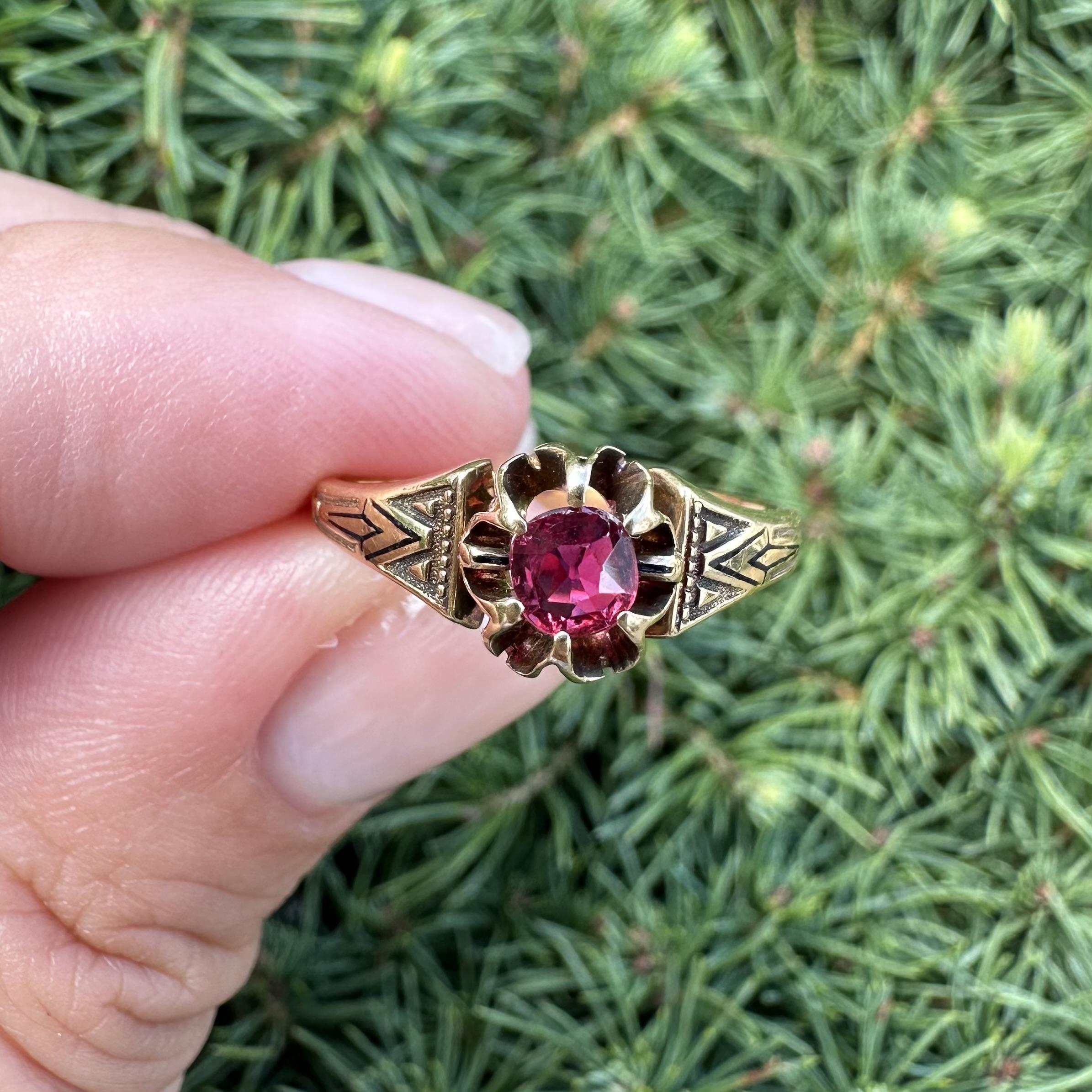 Bague ancienne victorienne en or GIA avec solitaire en rubis bouton d'or et détails en émail en vente 5