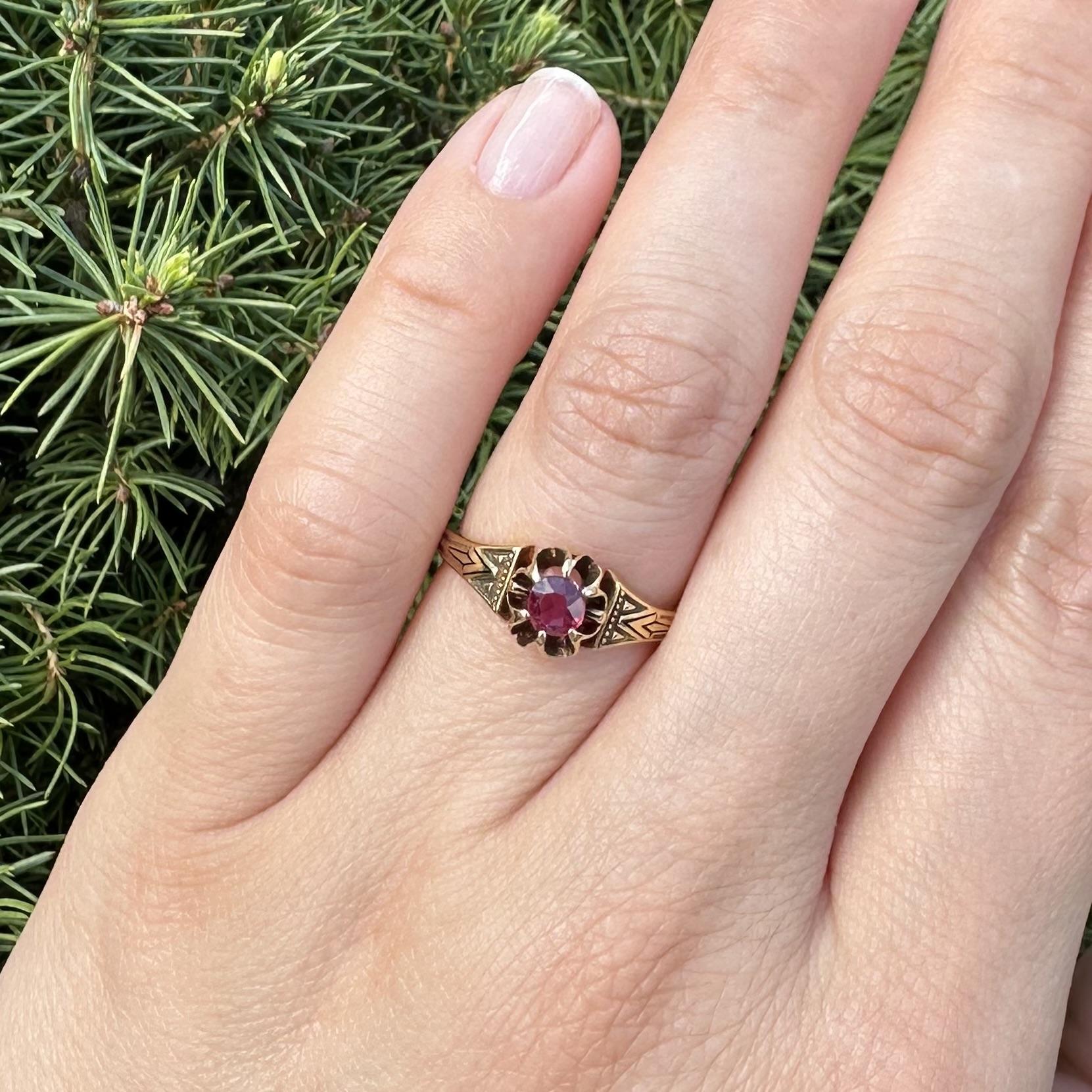 Bague ancienne victorienne en or GIA avec solitaire en rubis bouton d'or et détails en émail en vente 3