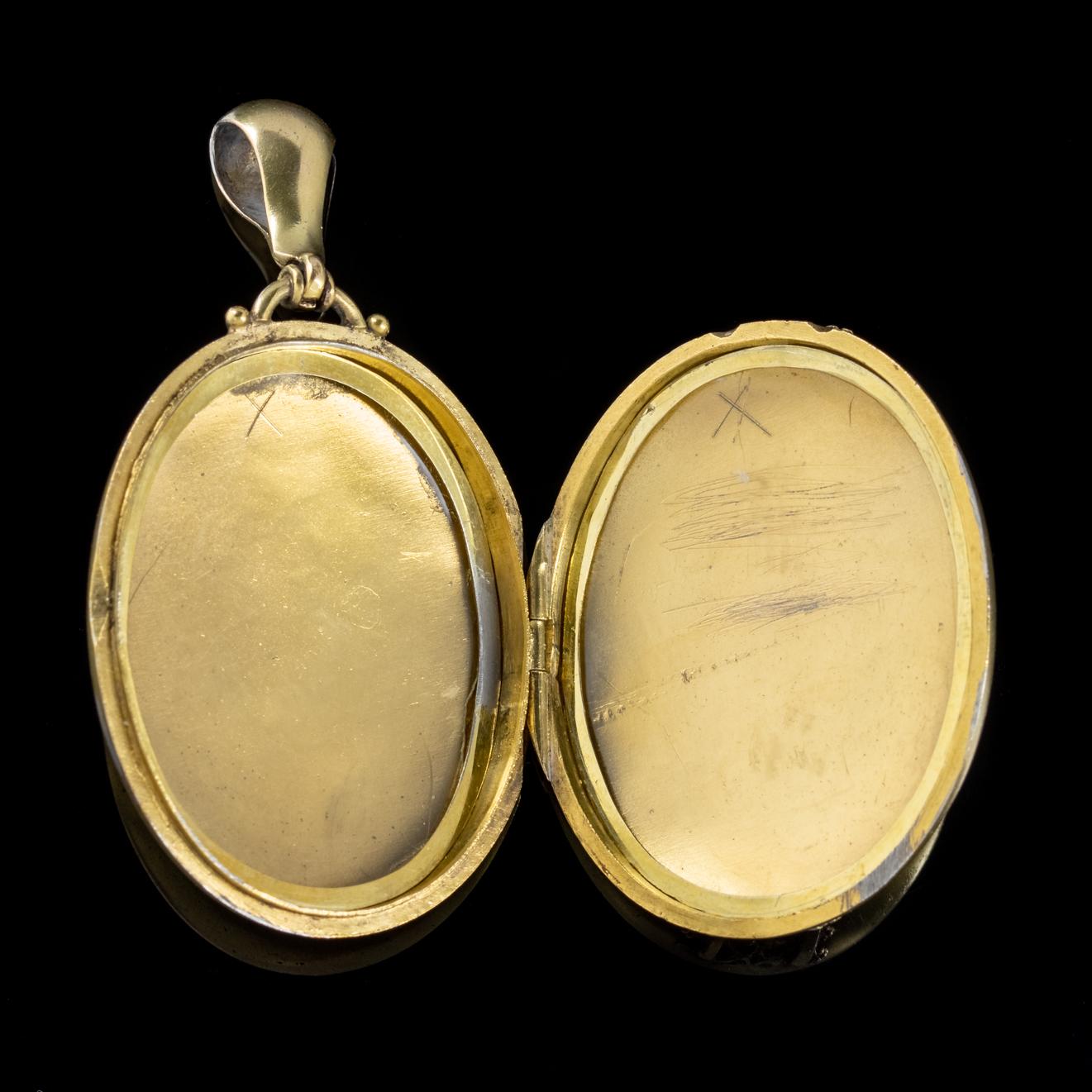 Antique Victorian Gold Gilded Silver Locket, circa 1880 In Good Condition For Sale In Lancaster, Lancashire