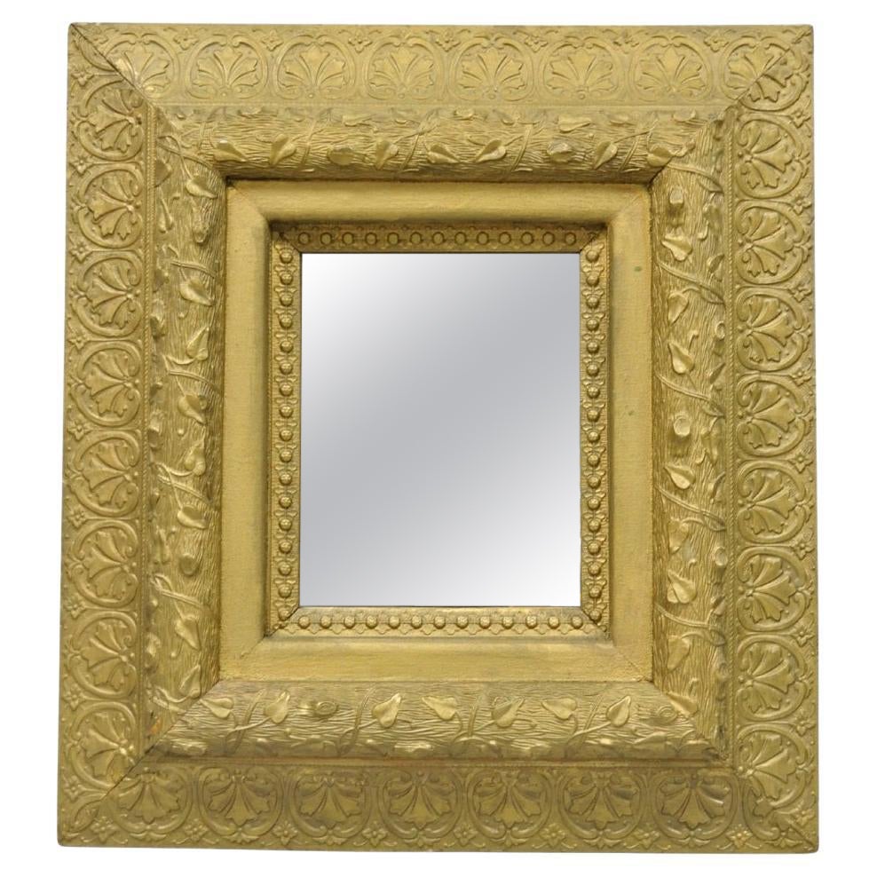 Antique Mirror vittoriano in legno dorato, gesso e foglie, piccolo specchio da parete Black Forrest in vendita