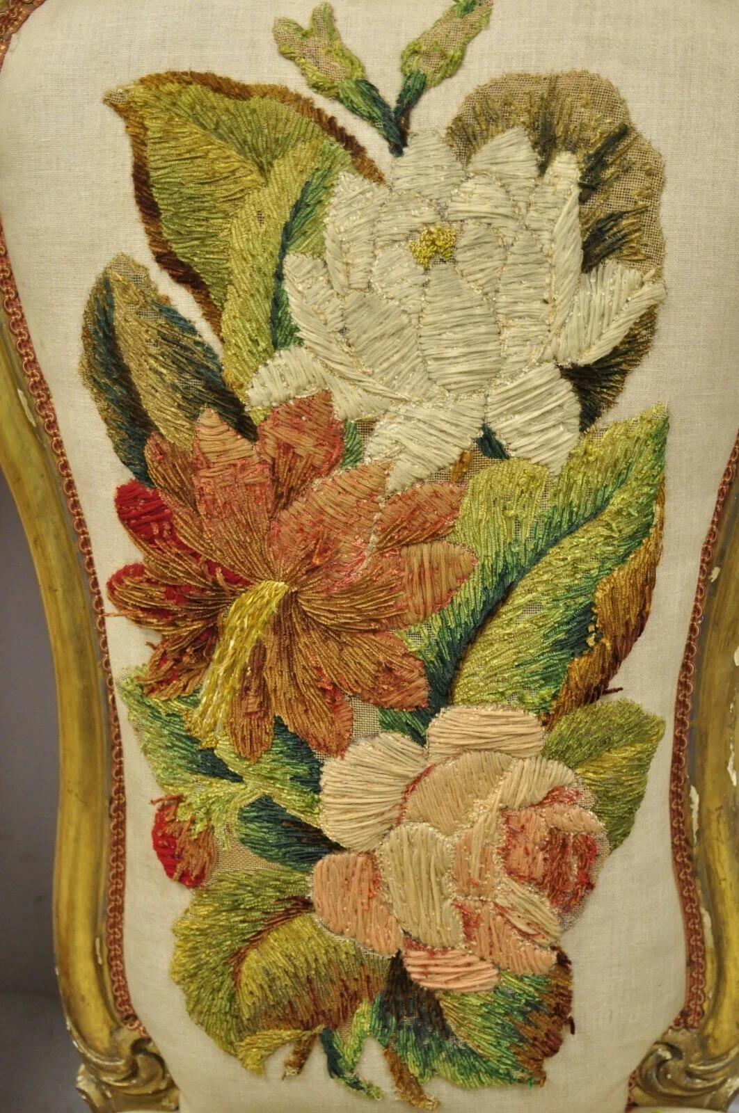 Antiguas sillas de salón rococó victorianas de madera dorada dorada - un par en venta 5