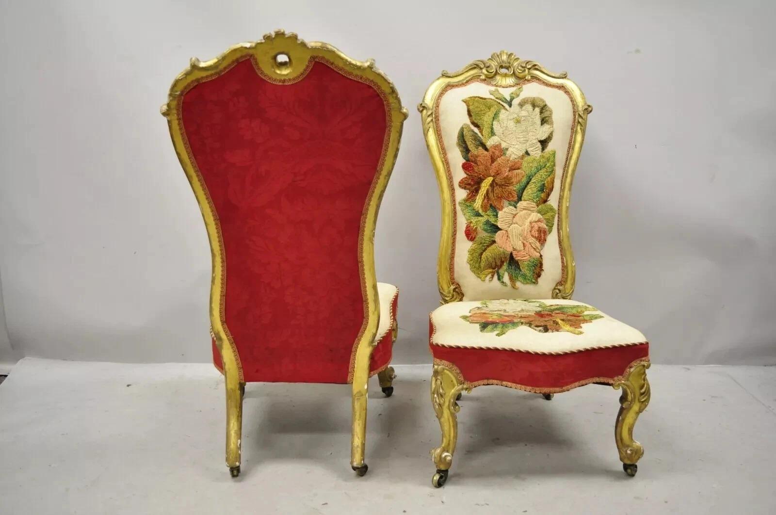 Envíanos un mensaje con tu código postal para solicitar un presupuesto de envío nacional más razonable.

Pareja de sillas de salón antiguas victorianas de madera dorada de estilo French Rococo Revival. El artículo tiene ruedas, tapicería bordada con