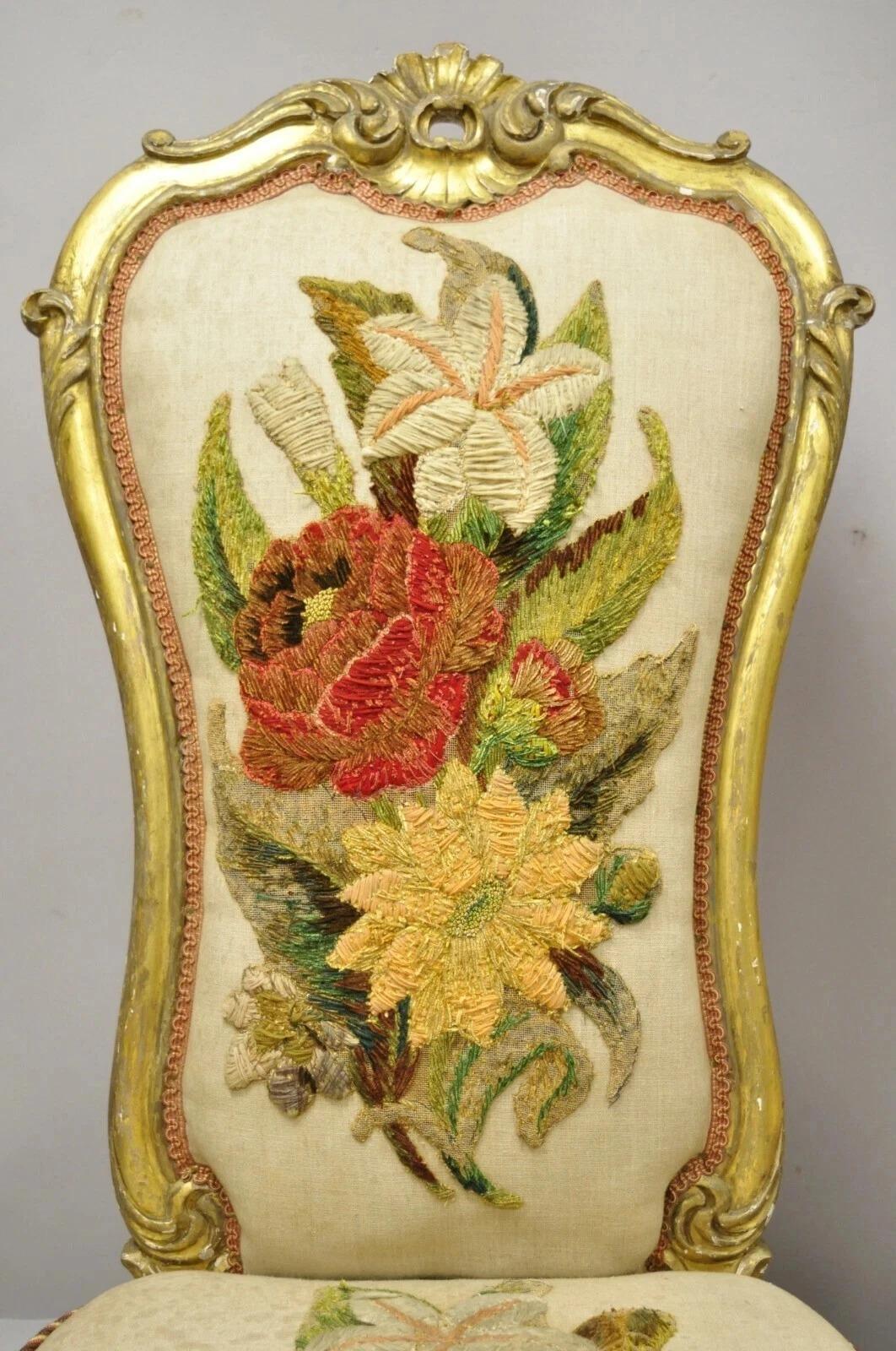 Antiguas sillas de salón rococó victorianas de madera dorada dorada - un par Victoriano en venta