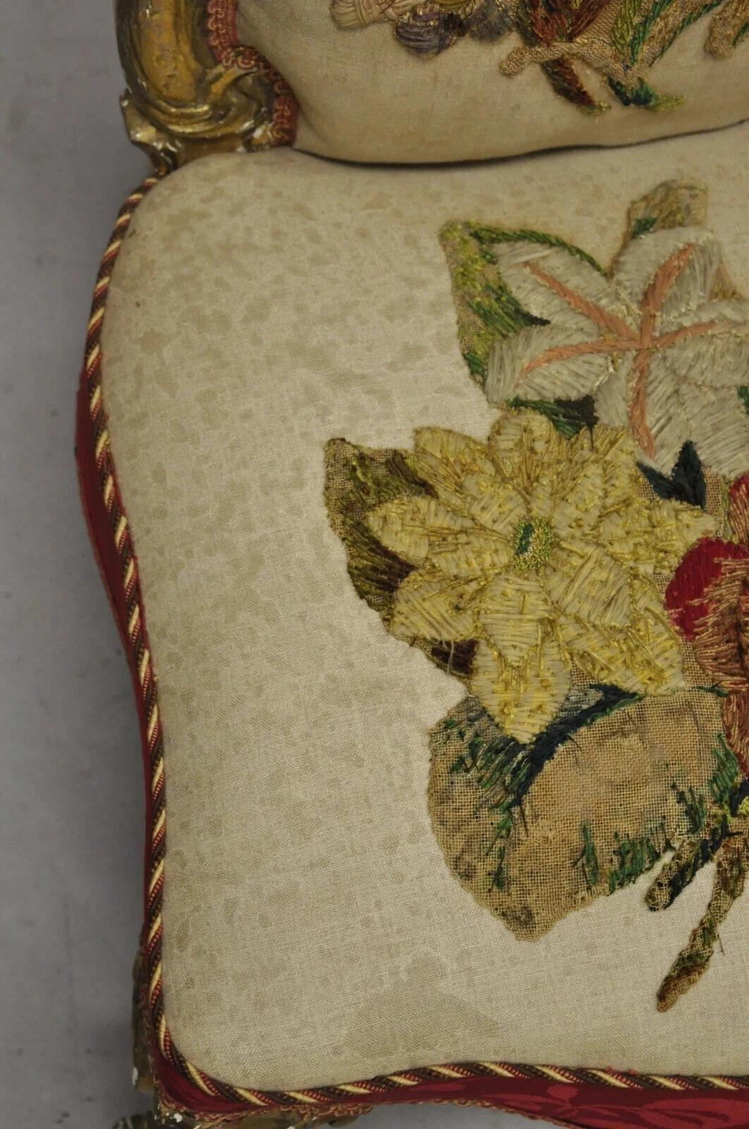 Antiguas sillas de salón rococó victorianas de madera dorada dorada - un par en Bueno estado para la venta en Philadelphia, PA
