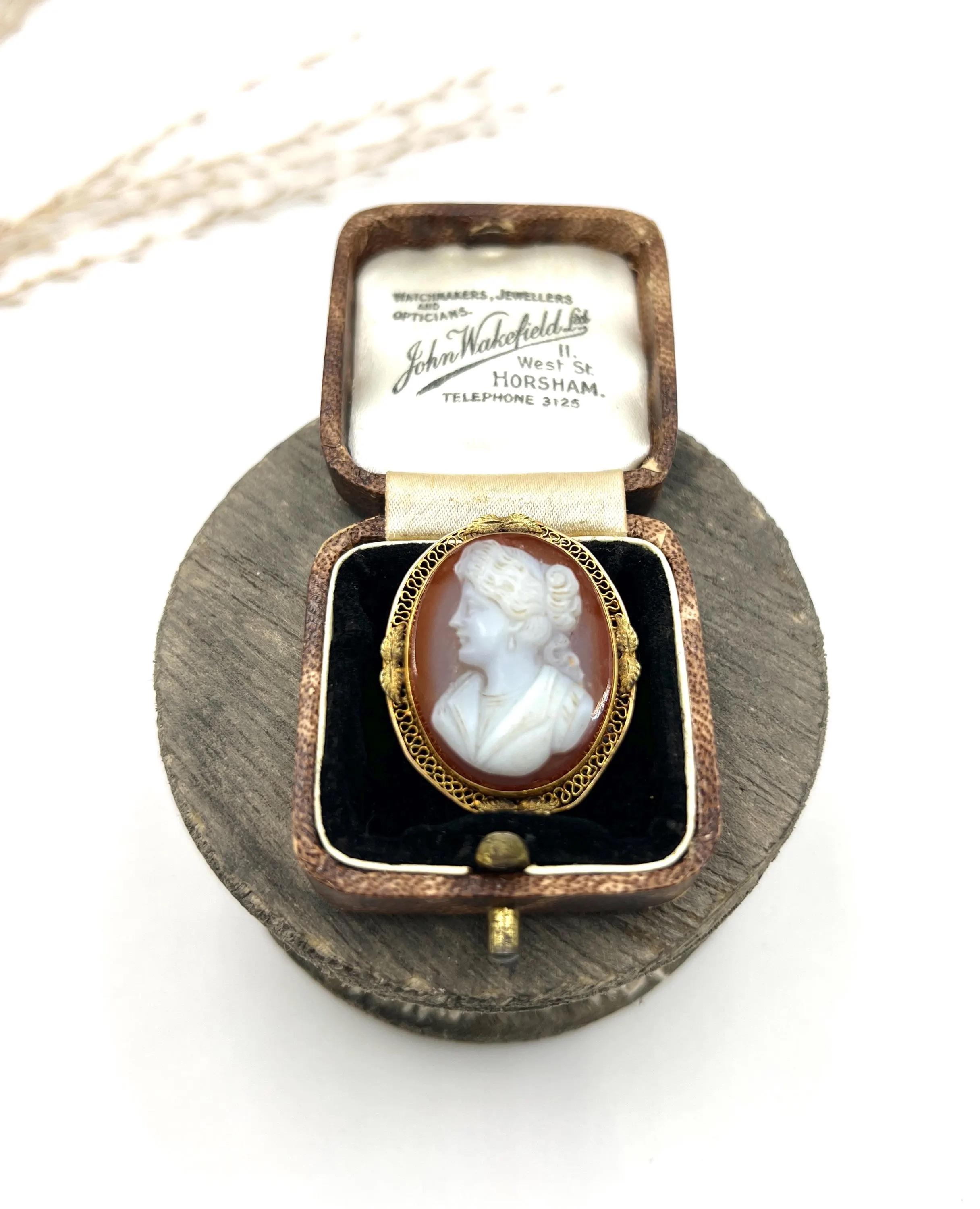 Broche victorienne ancienne avec pendentif camée en pierre dure dorée en vente 5