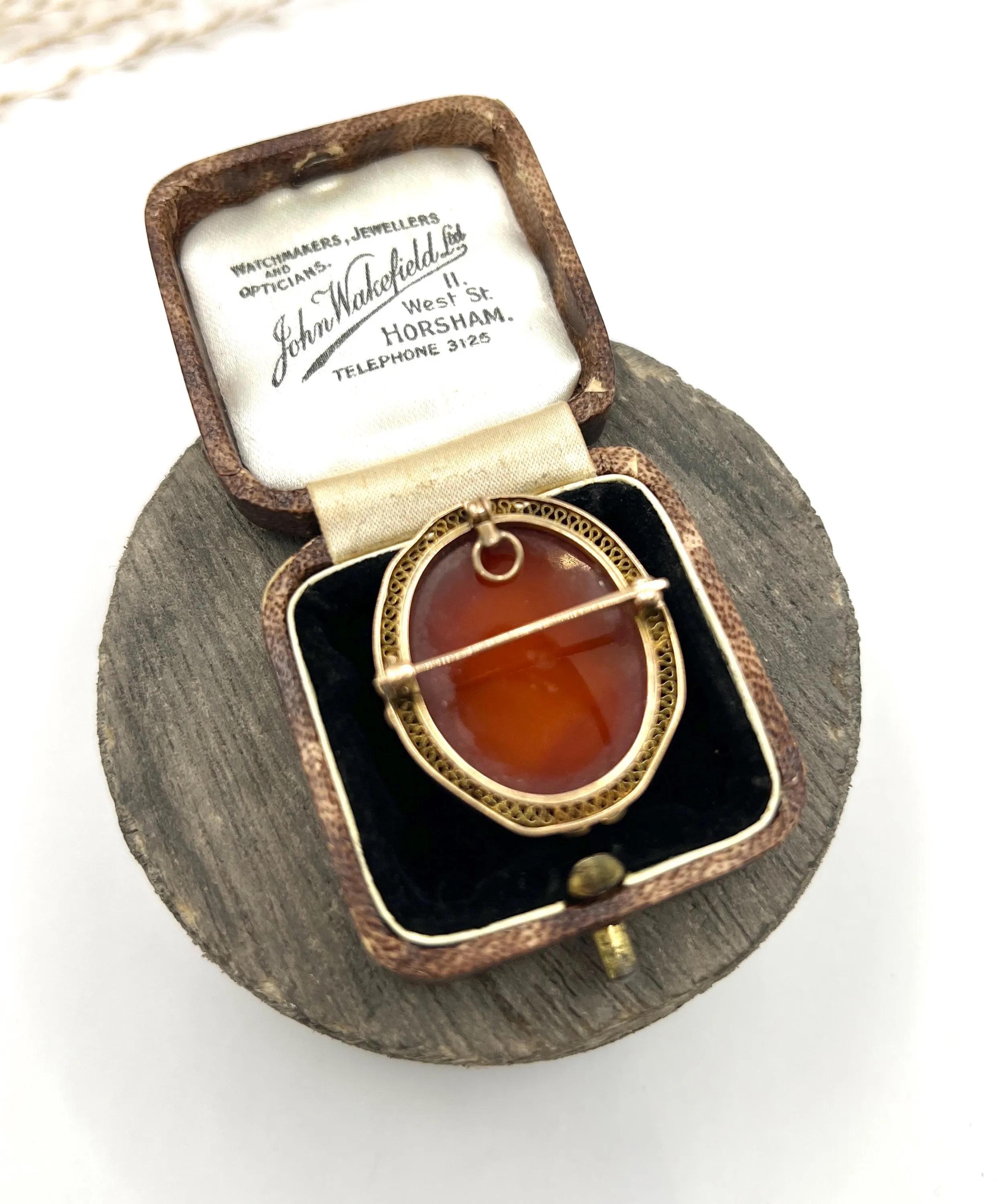 Broche victorienne ancienne avec pendentif camée en pierre dure dorée en vente 6