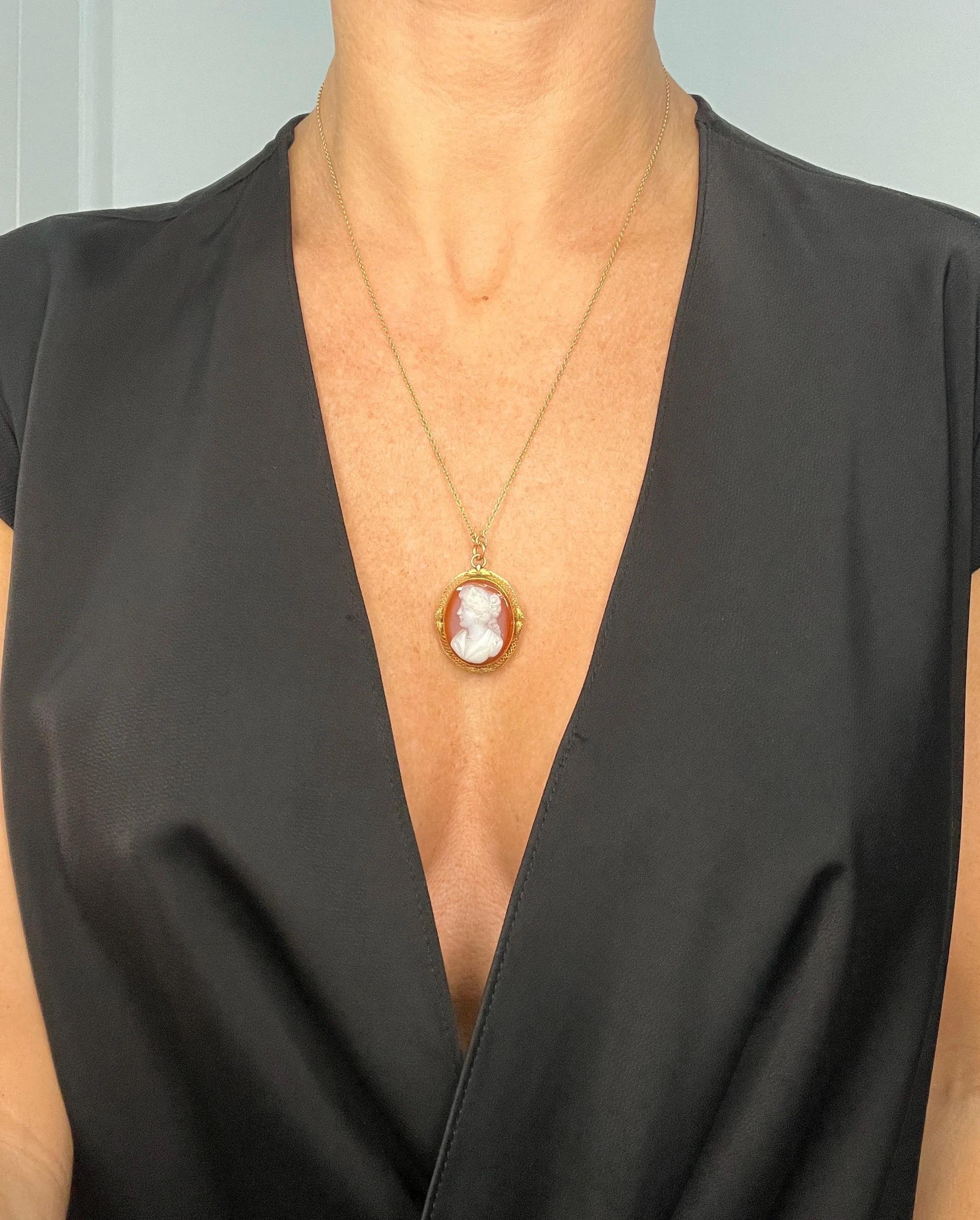 Broche victorienne �à pendentif camée

Magnifique camée en pierre dure 
Détails en filigrane, or bicolore. Feuilles d'or rose et d'or jaune. 

Le camée est serti dans de l'or 10ct

Condit est en parfait état.

Circa 1890 

Dimensions - hauteur 3cm,