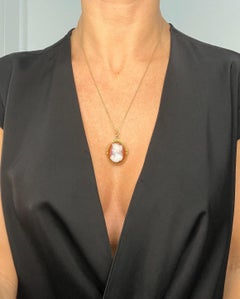 Antica spilla vittoriana in oro con ciondolo in pietra dura