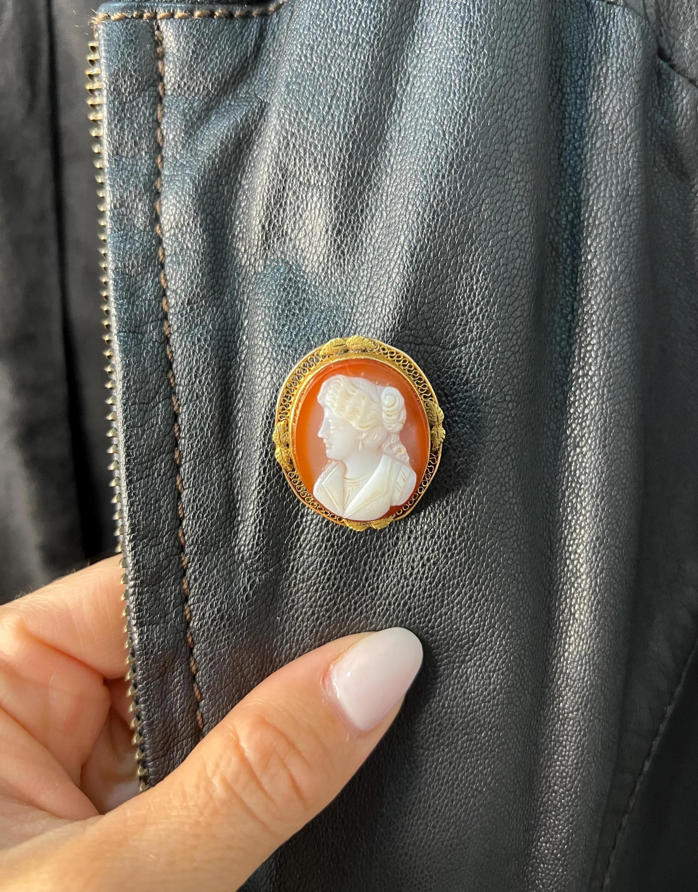 Broche victorienne ancienne avec pendentif camée en pierre dure dorée Bon état - En vente à Brighton, GB