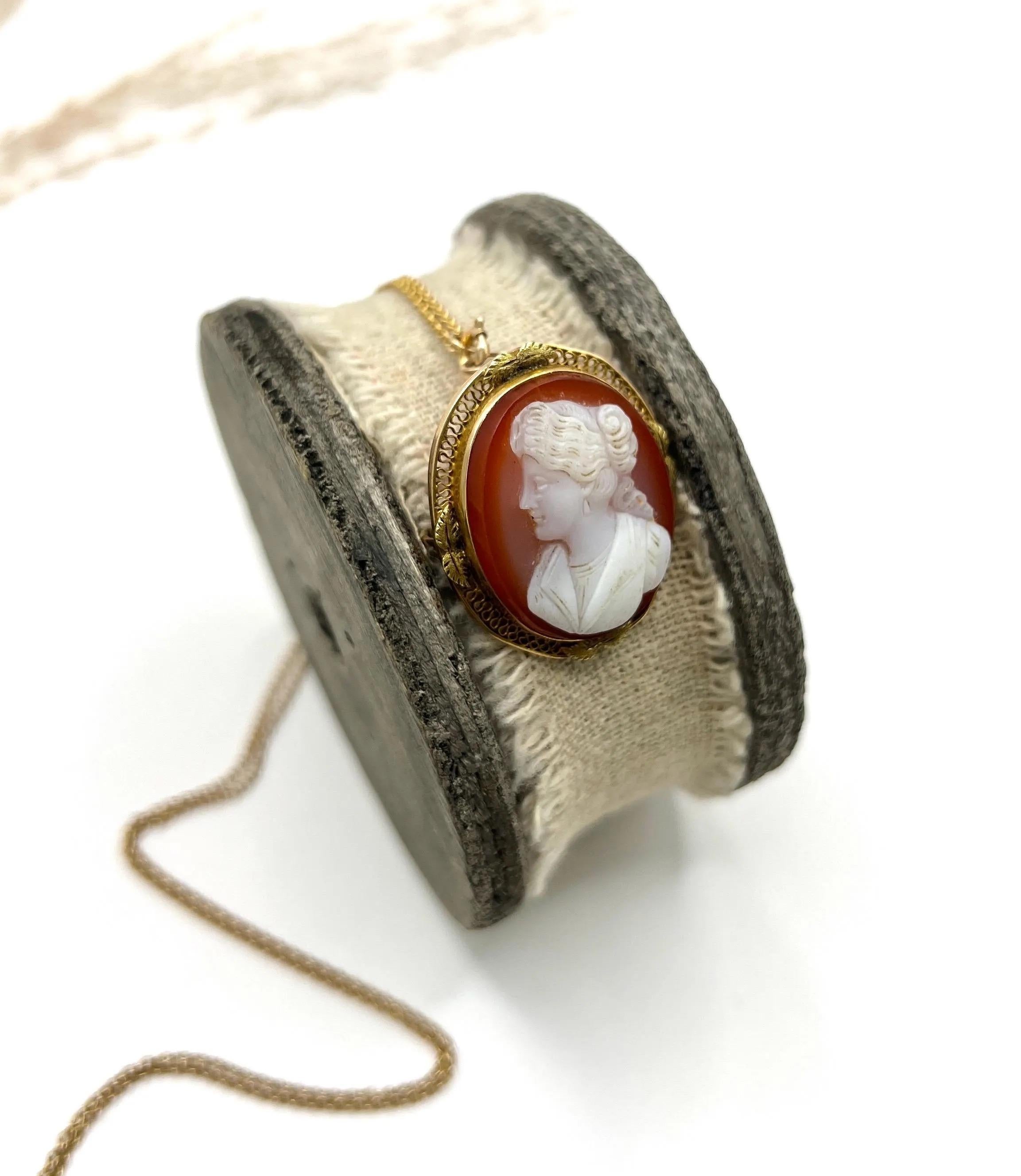 Broche victorienne ancienne avec pendentif camée en pierre dure dorée Unisexe en vente