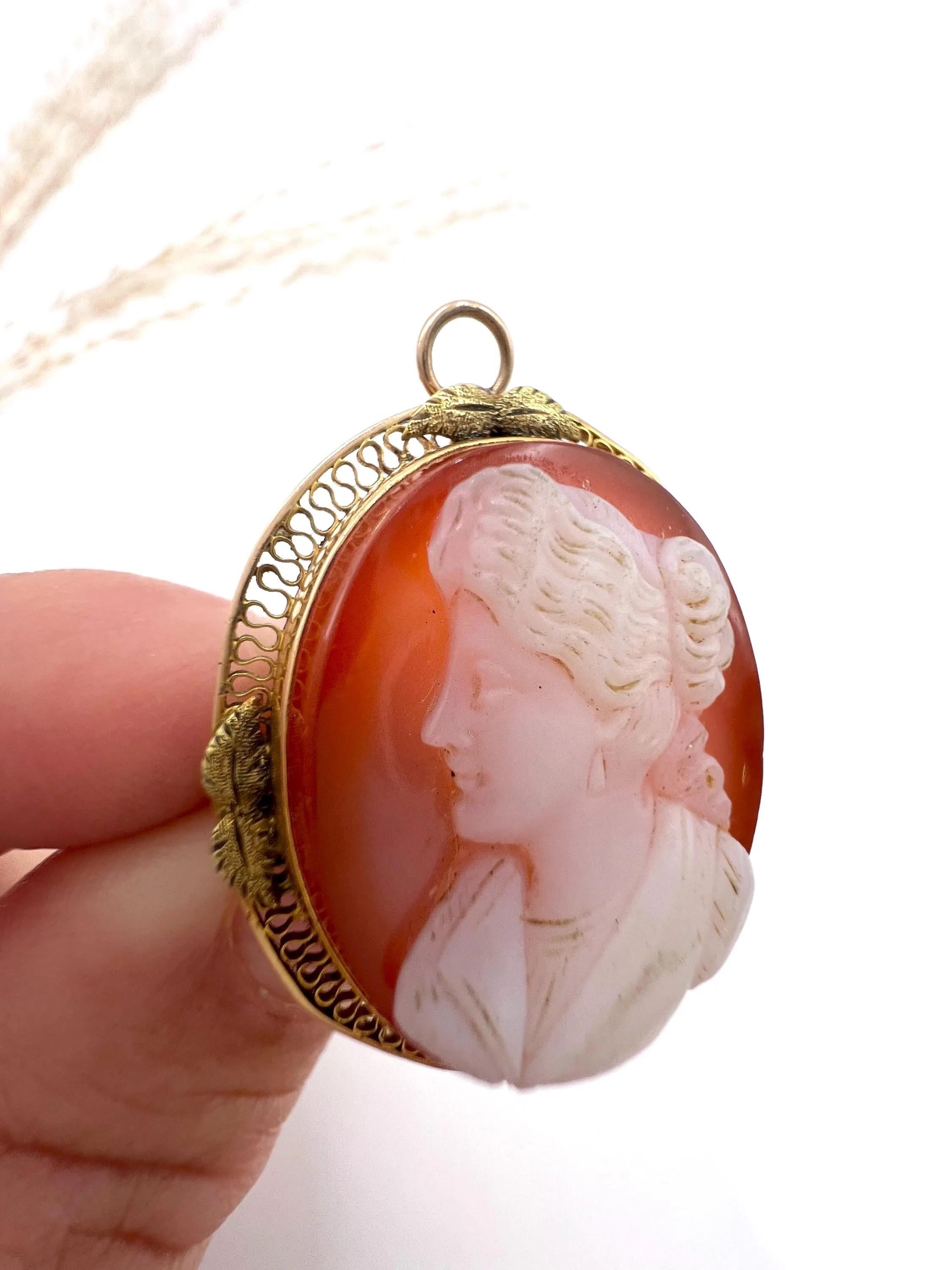 Broche victorienne ancienne avec pendentif camée en pierre dure dorée en vente 1