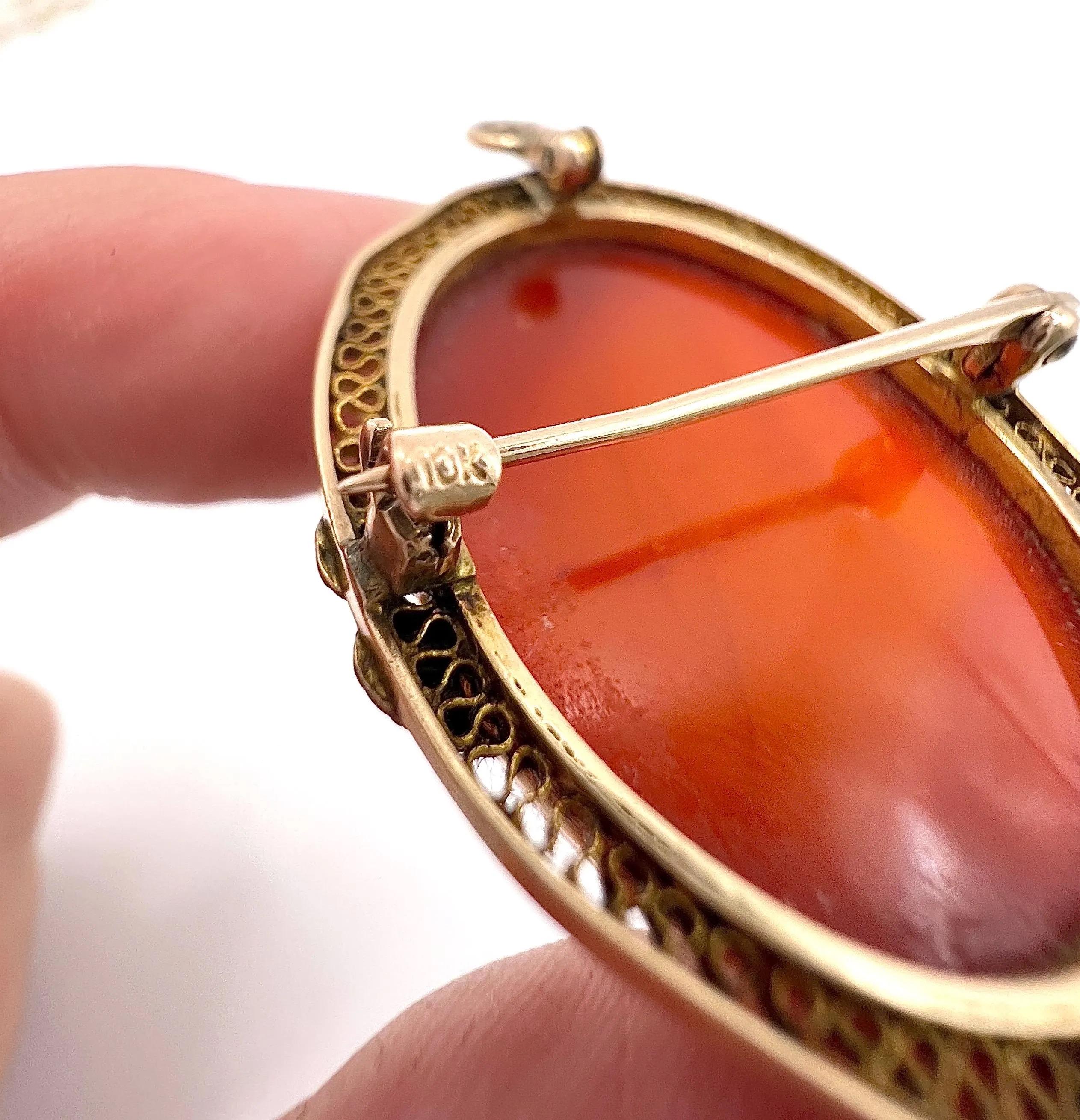 Broche victorienne ancienne avec pendentif camée en pierre dure dorée en vente 2