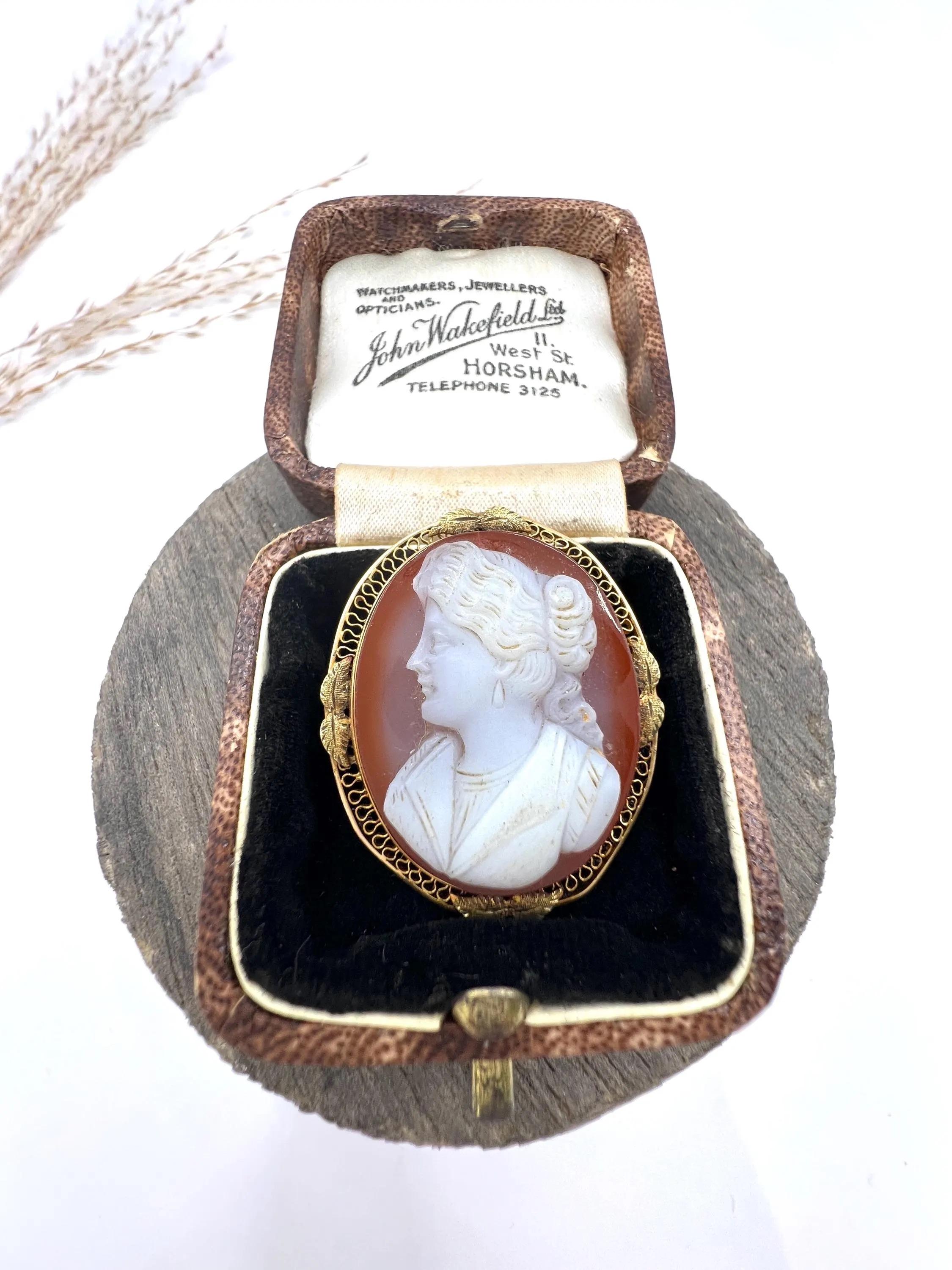 Broche victorienne ancienne avec pendentif camée en pierre dure dorée en vente 3