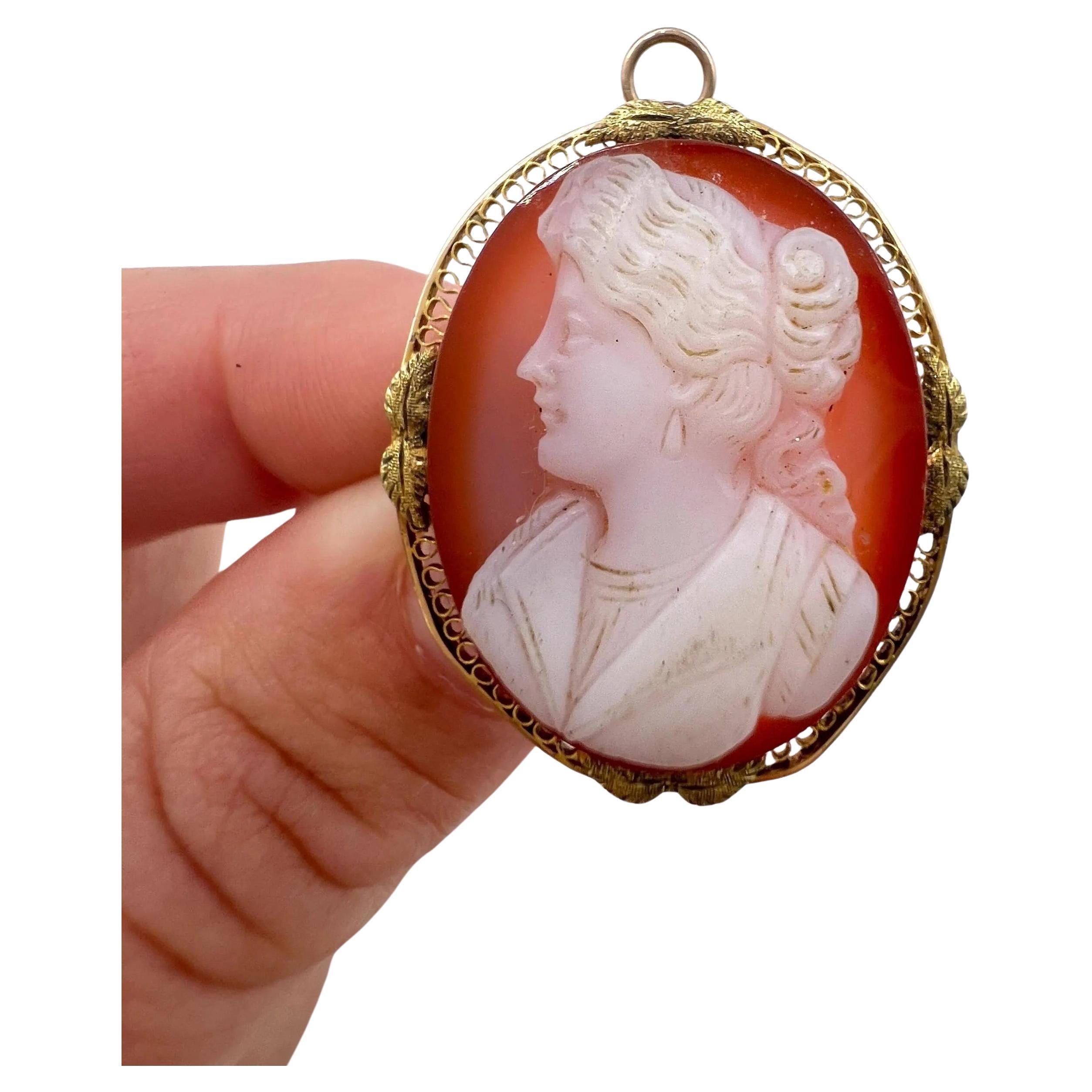 Broche victorienne ancienne avec pendentif camée en pierre dure dorée en vente