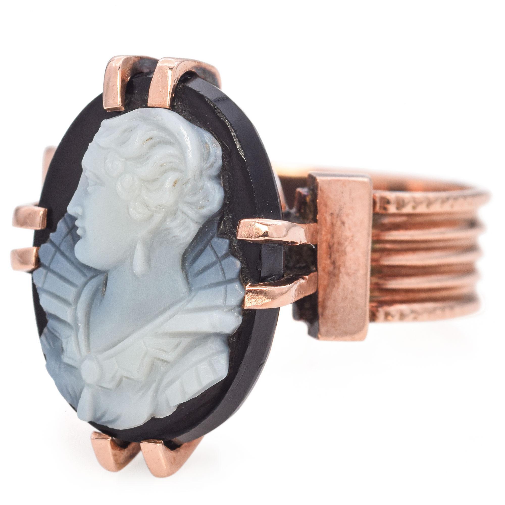 Non taillé Ancienne bague victorienne en or avec camée en pierre dure en vente