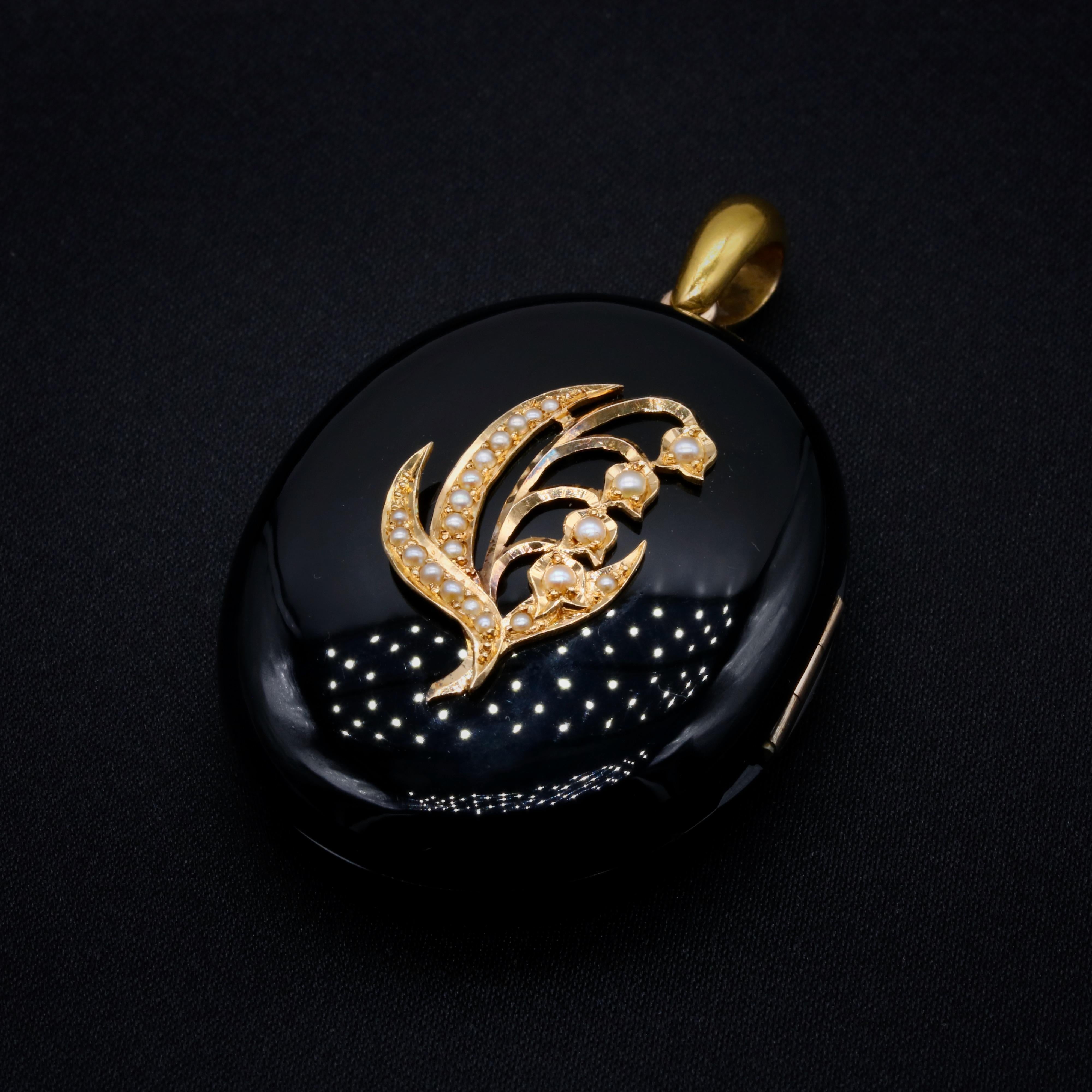 Antique Victorian Gold Large Oval Pearl Lily of the Valley Mourning Locket In Good Condition In Staines-Upon-Thames, GB
