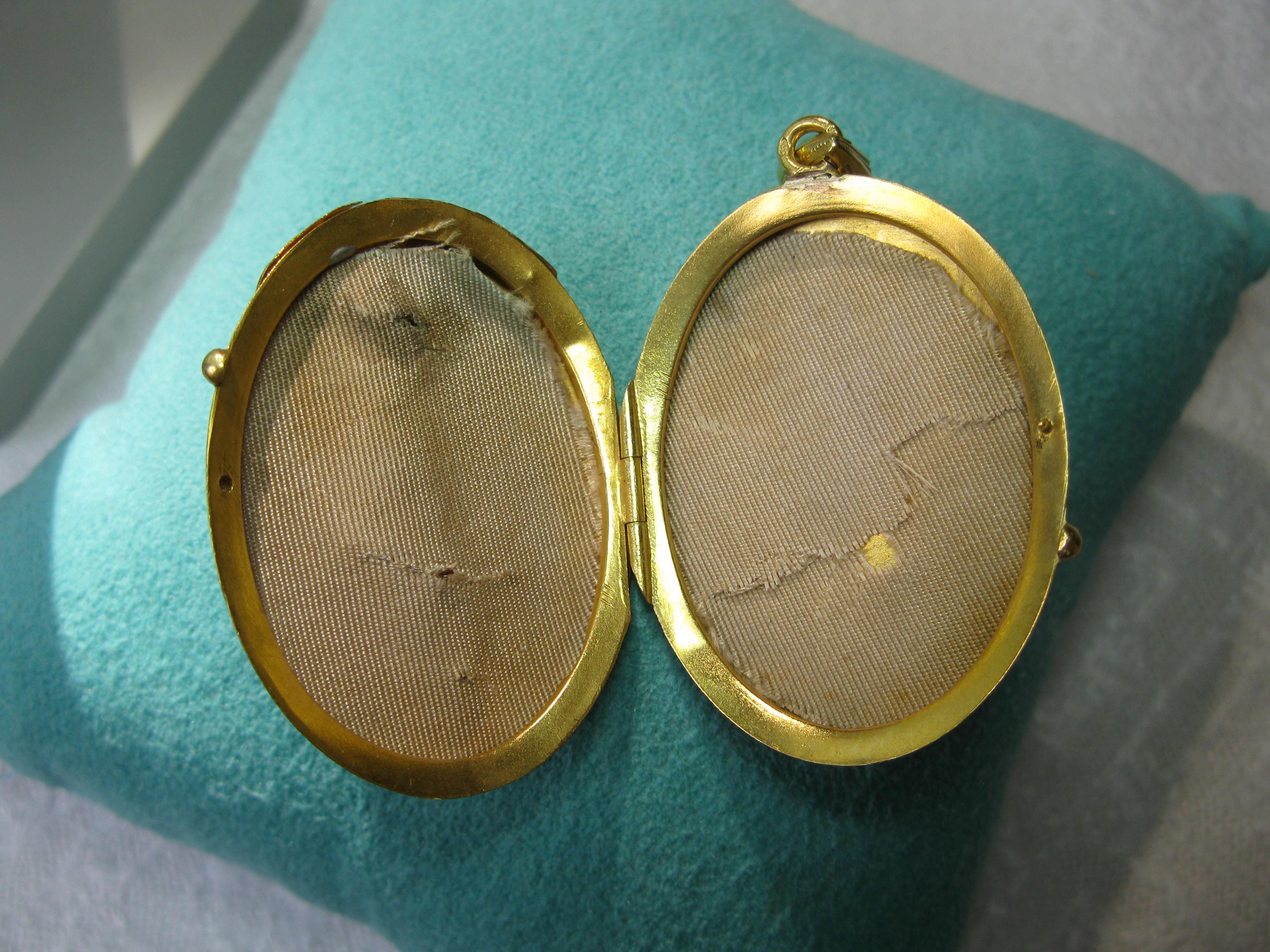 Antique Victorian Gold Locket 16 Karat Etruscan Pearl, circa 1860 For Sale 2
