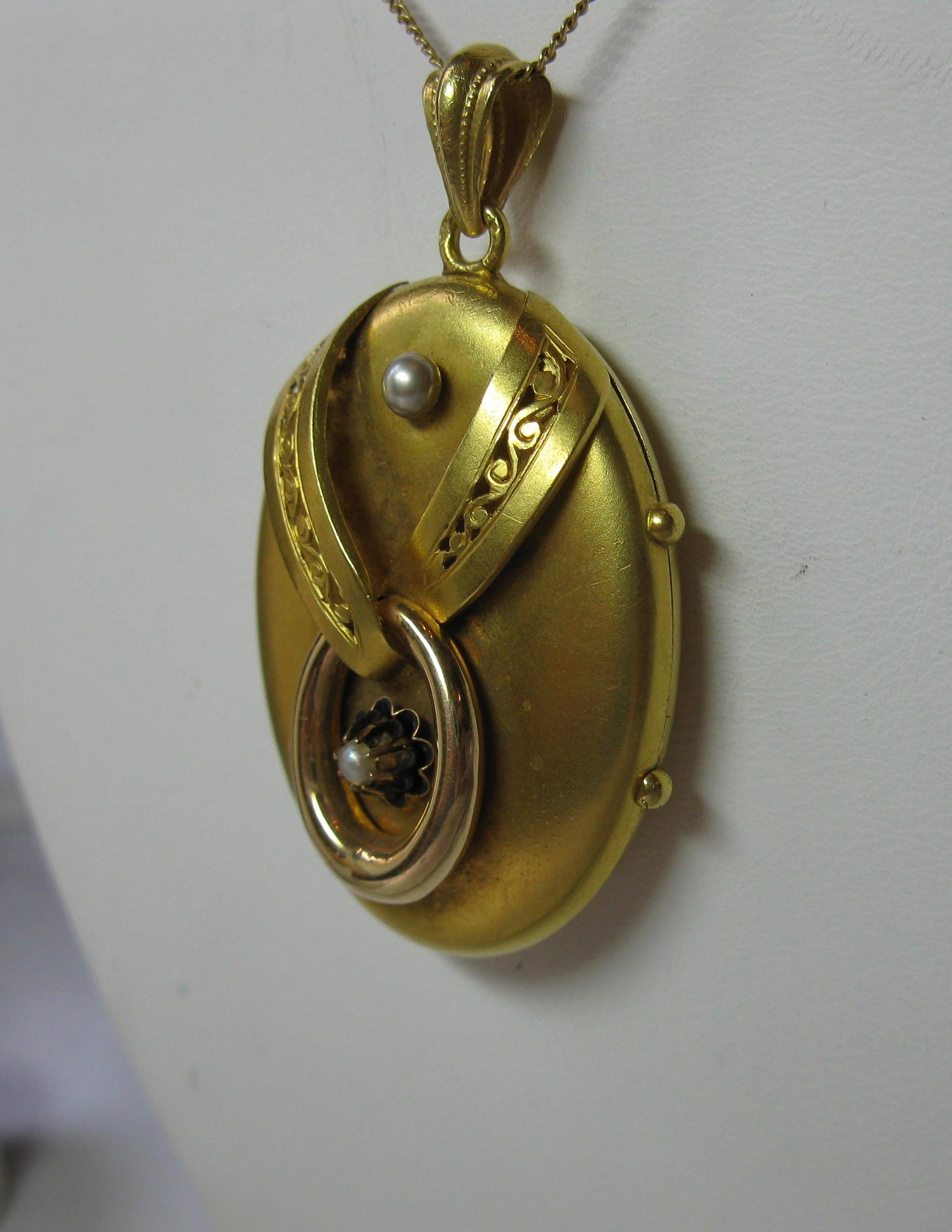 Antique Victorian Gold Locket 16 Karat Etruscan Pearl, circa 1860 In Good Condition For Sale In New York, NY